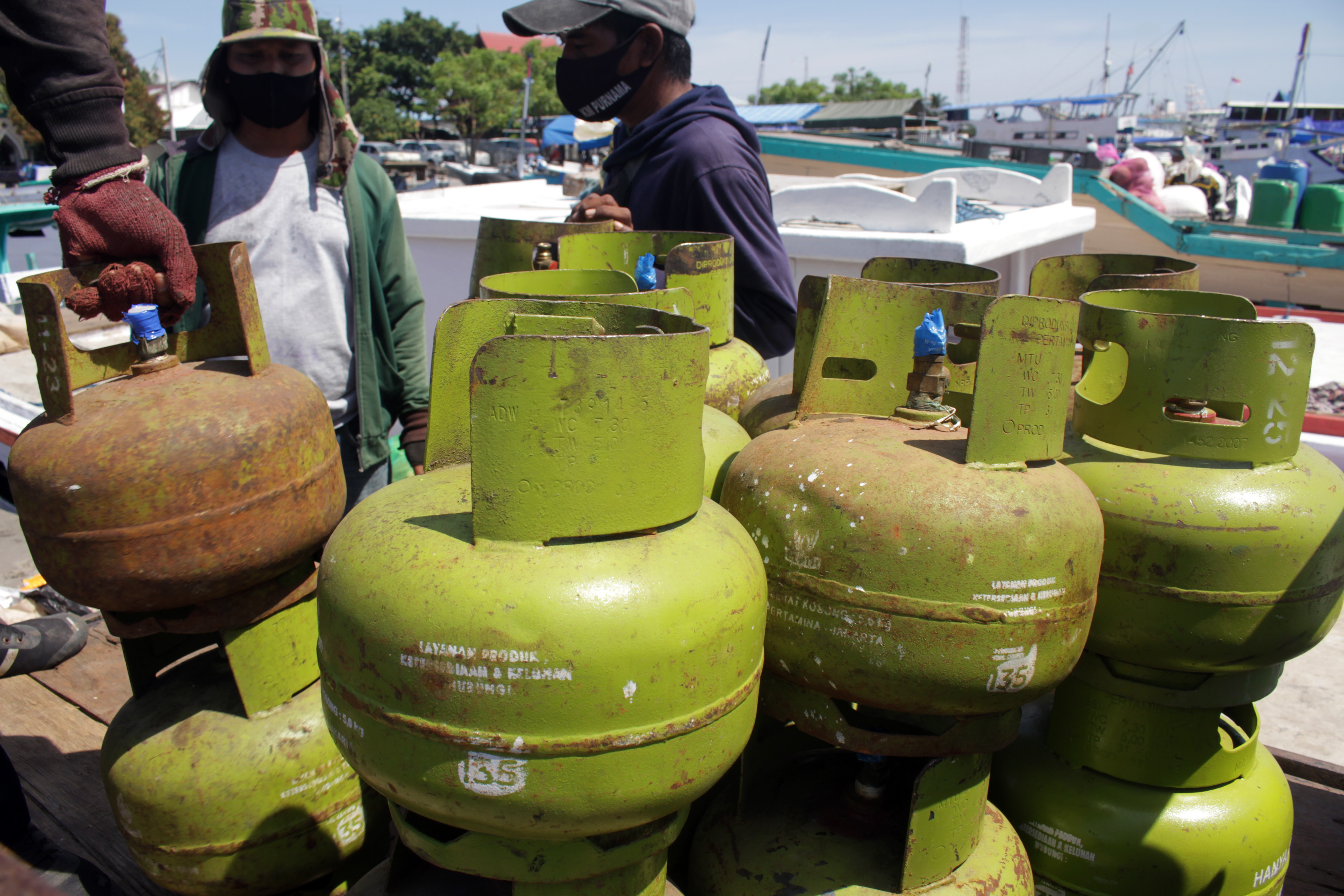  Pekerja membongkar muat gas elpiji tiga kilogram ke atas kapal di Pelabuhan Paotere, Makassar, Sulawesi Selatan.
