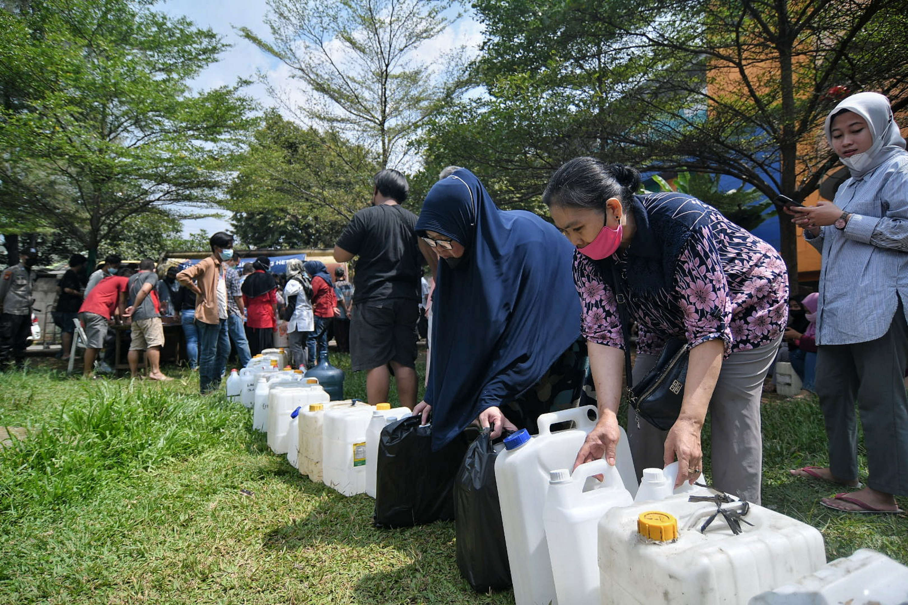 Sejumlah warga mengantre untuk membeli minyak goreng curah di Pasar Senen, Jakarta.
