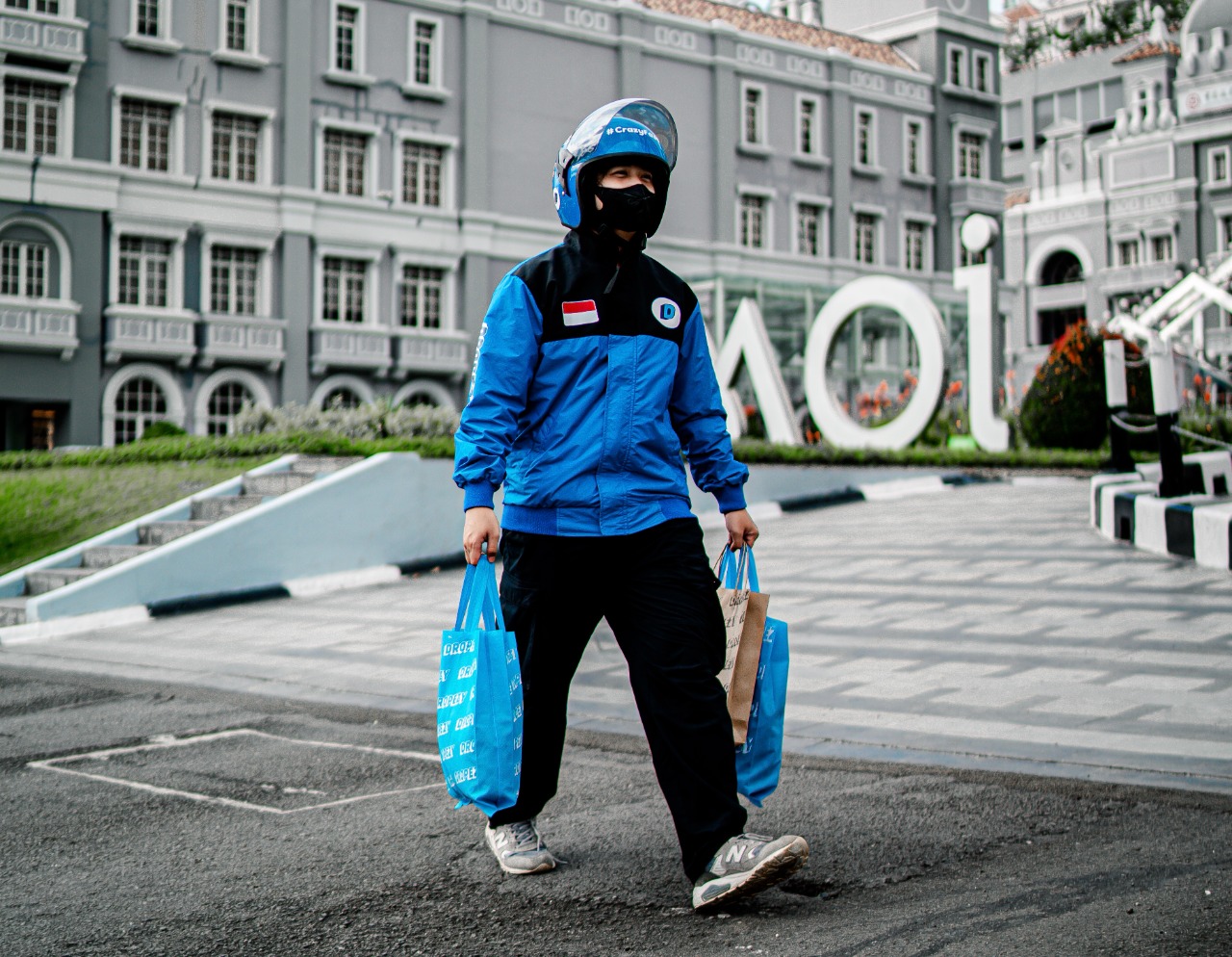 Ilustrasi. Seorang kurir Dropezy  tengah membawa pesanan konsumen.