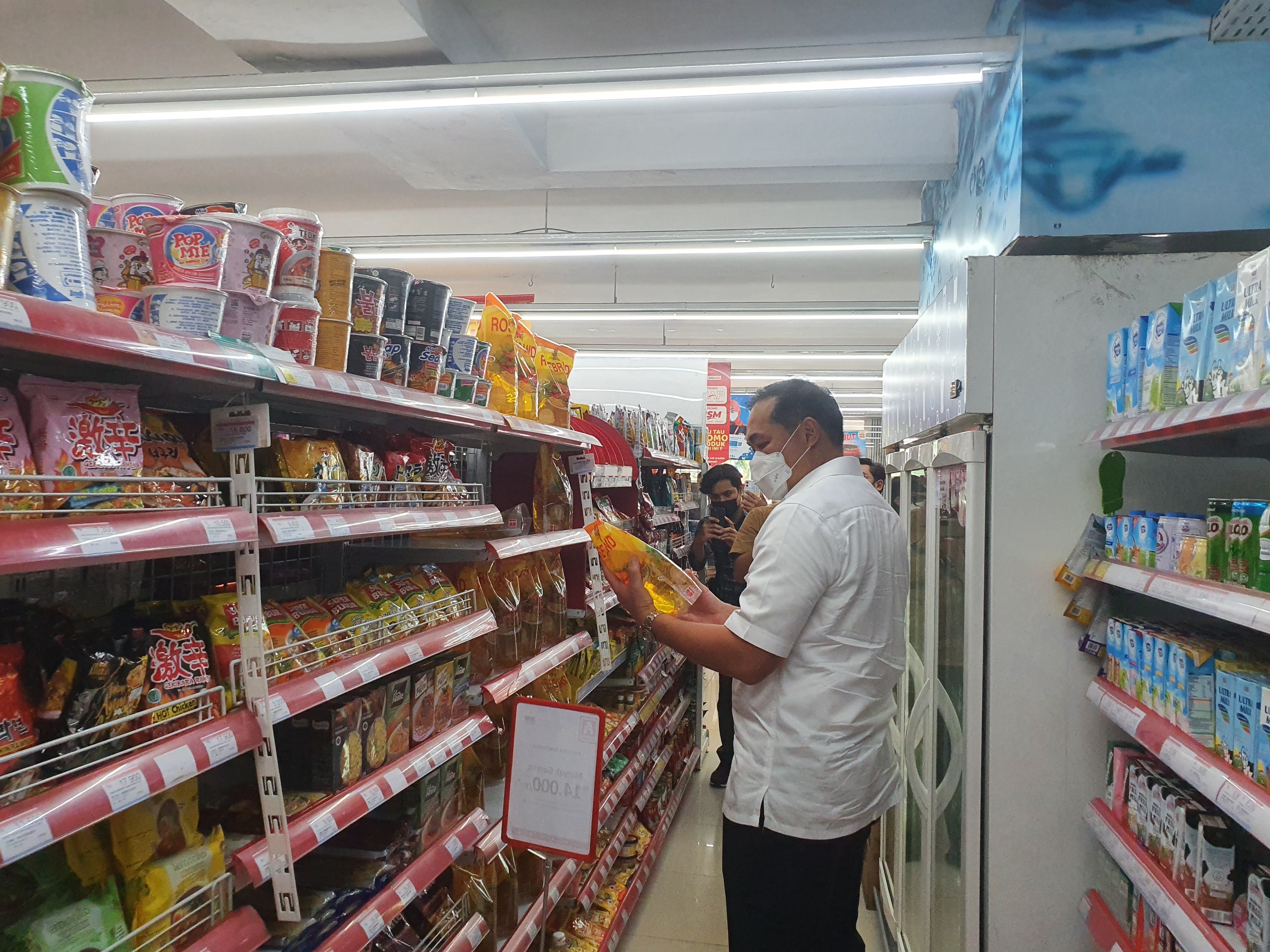 Mendag Muhammad Lutfi melakukan inspeksi mendadak ke sejumlah ritel modern di bilangan Kelapa Gading, Jakarta Utara, Selasa (15/3). 