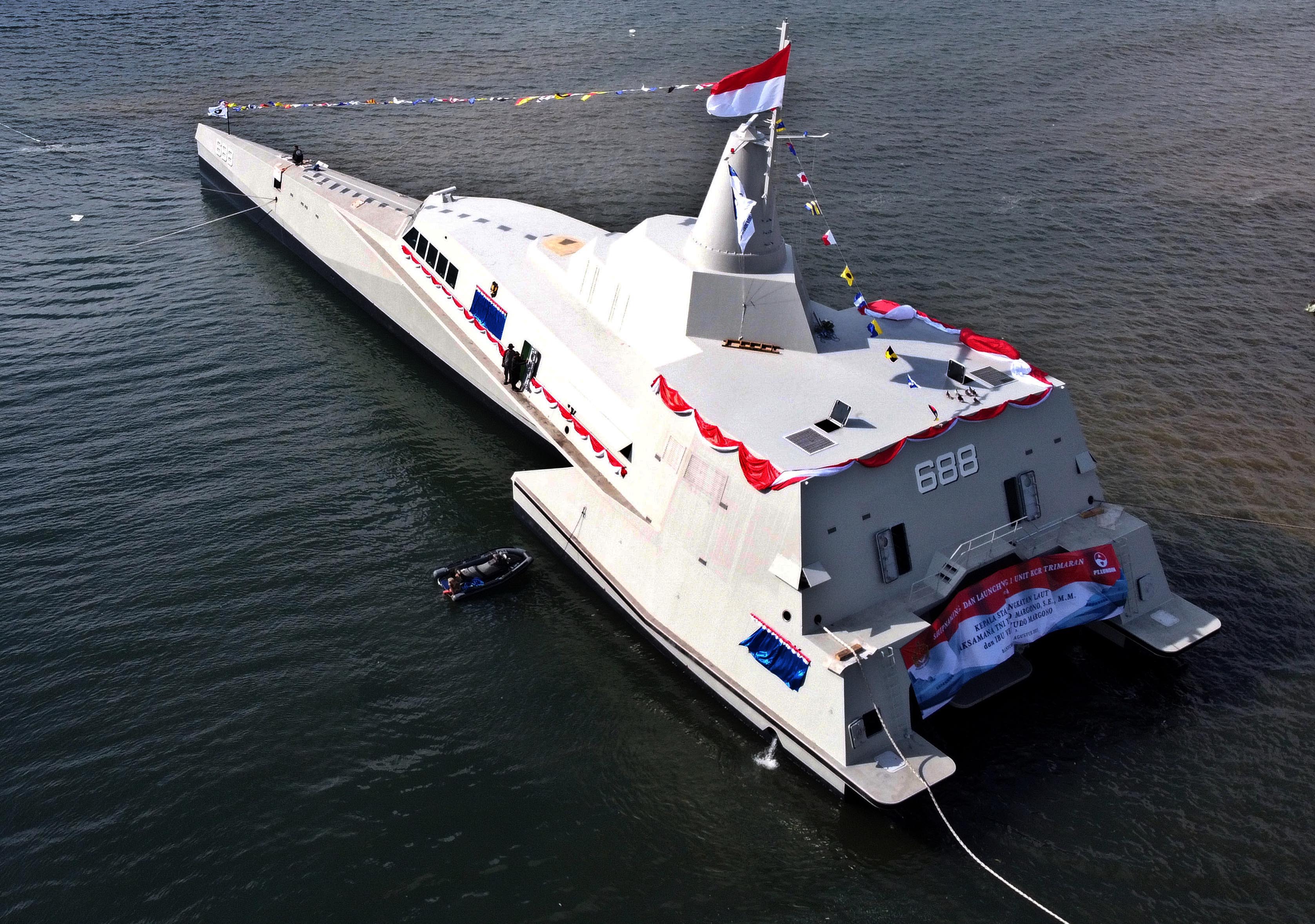 KRI Golok-688 merupakan Kapal Cepat Rudal Trimaran buatan dalam negeri oleh PT Lundin Industry Invest.