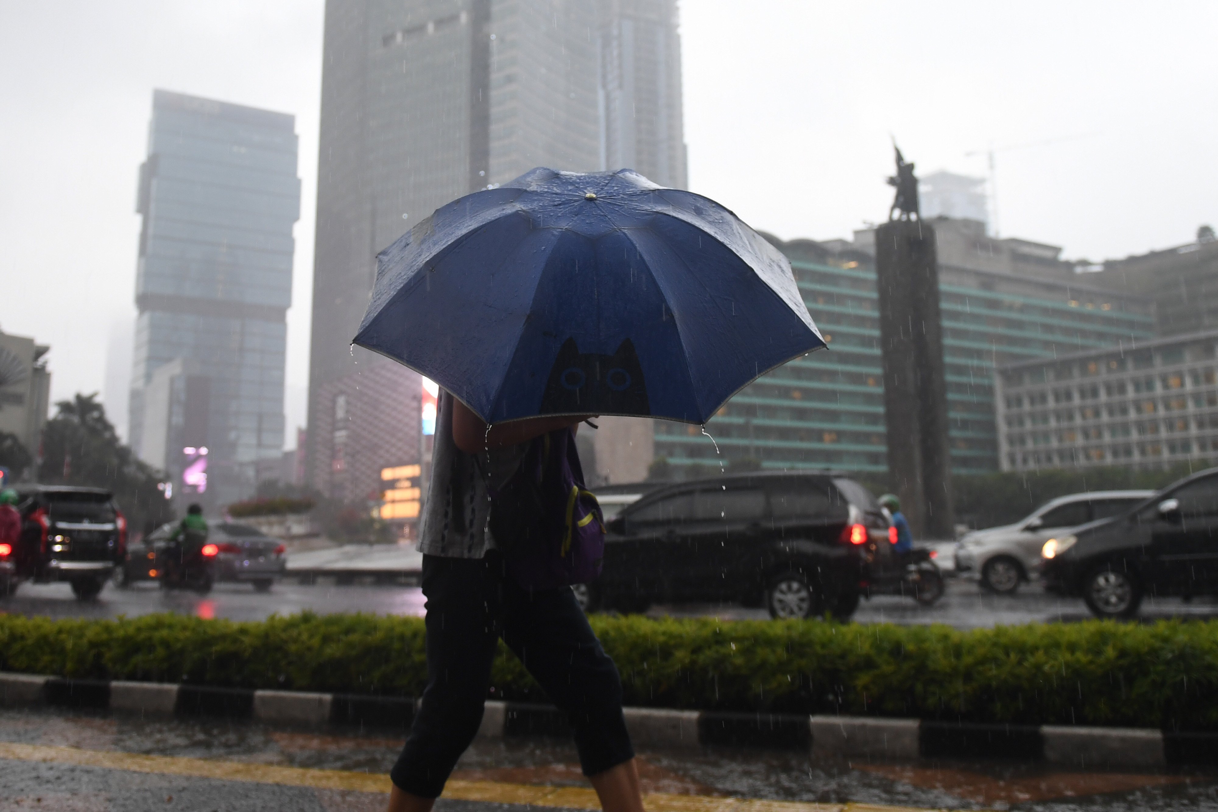 Hujan disertaii angin kencang di Kawasan Bundaran HI, Jakarta