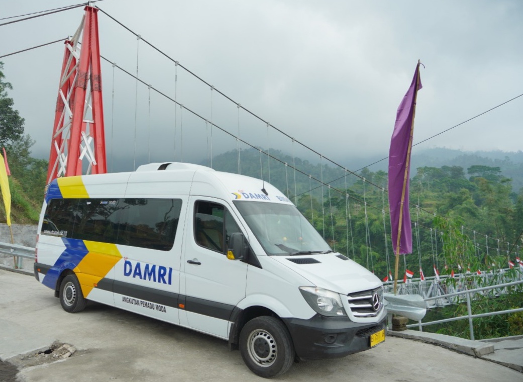 Bus wisata Damri saat uji coba trayek ke destinasi Kampung Girpasang.