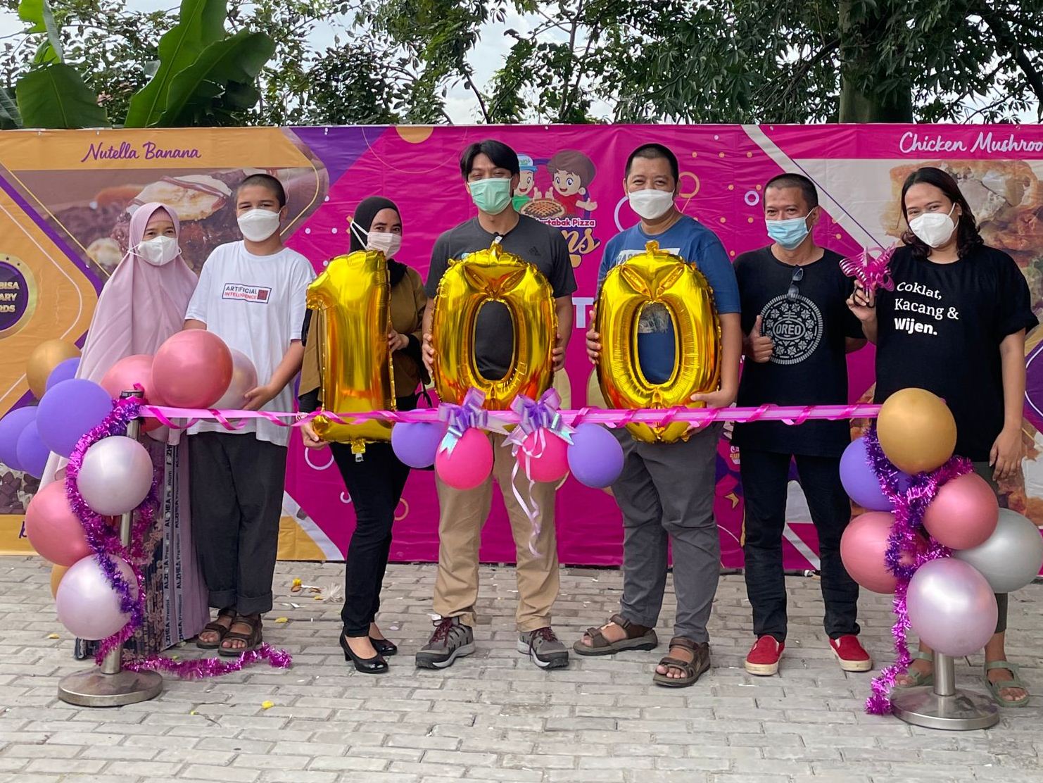 Pembukaan gerai ke-100.