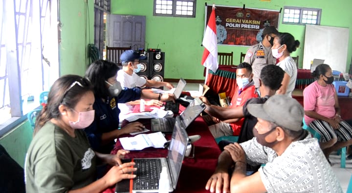 Warga mendaftar di Polres Flotim untuk mendapatkan vaksin covid-19.