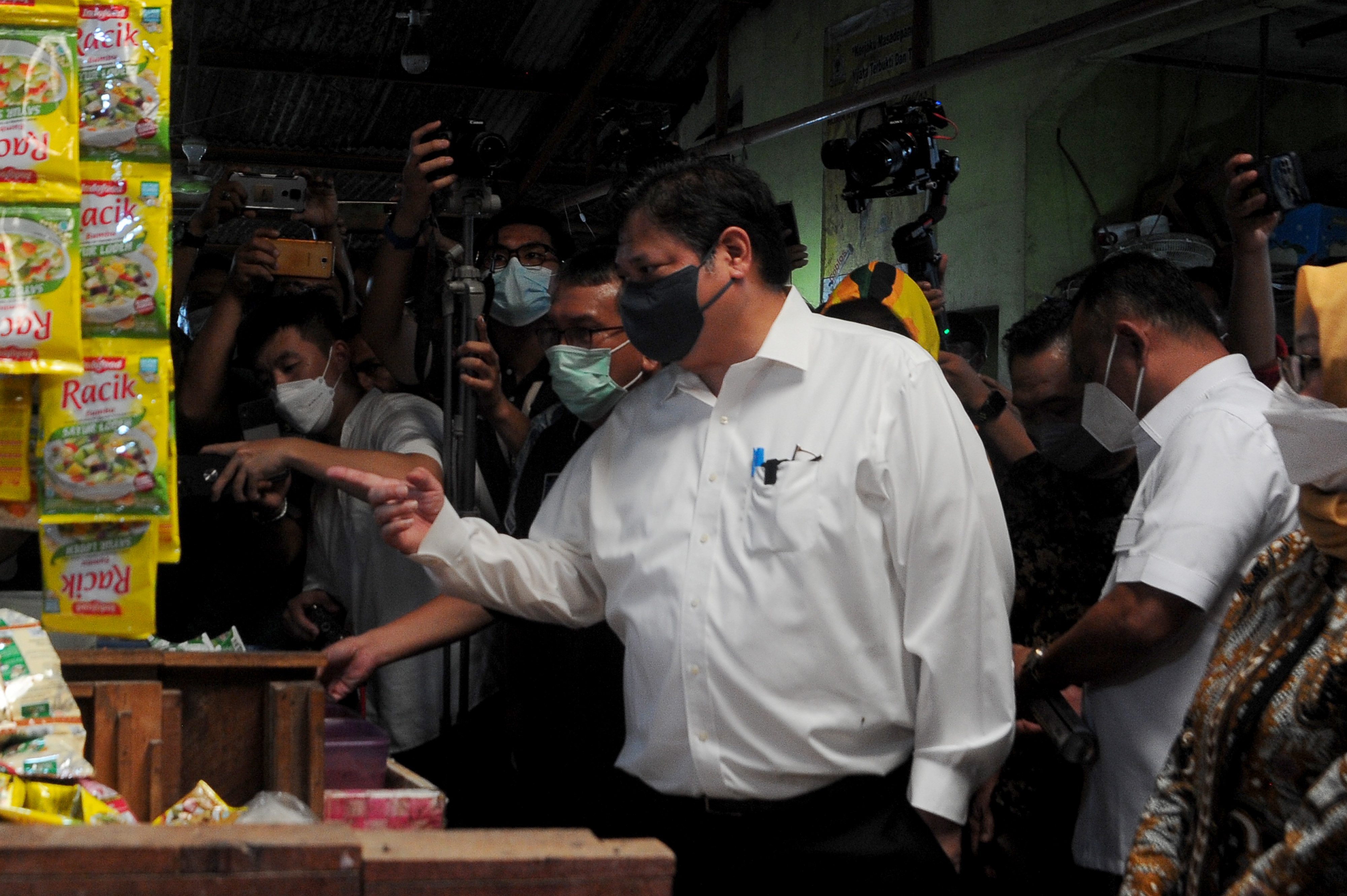  Menko Perekonomian Airlangga Hartarto (tengah) berbincang dengan pedagang saat meninjau operasi pasar di Pasar Alang Alang Lebar, Palembang