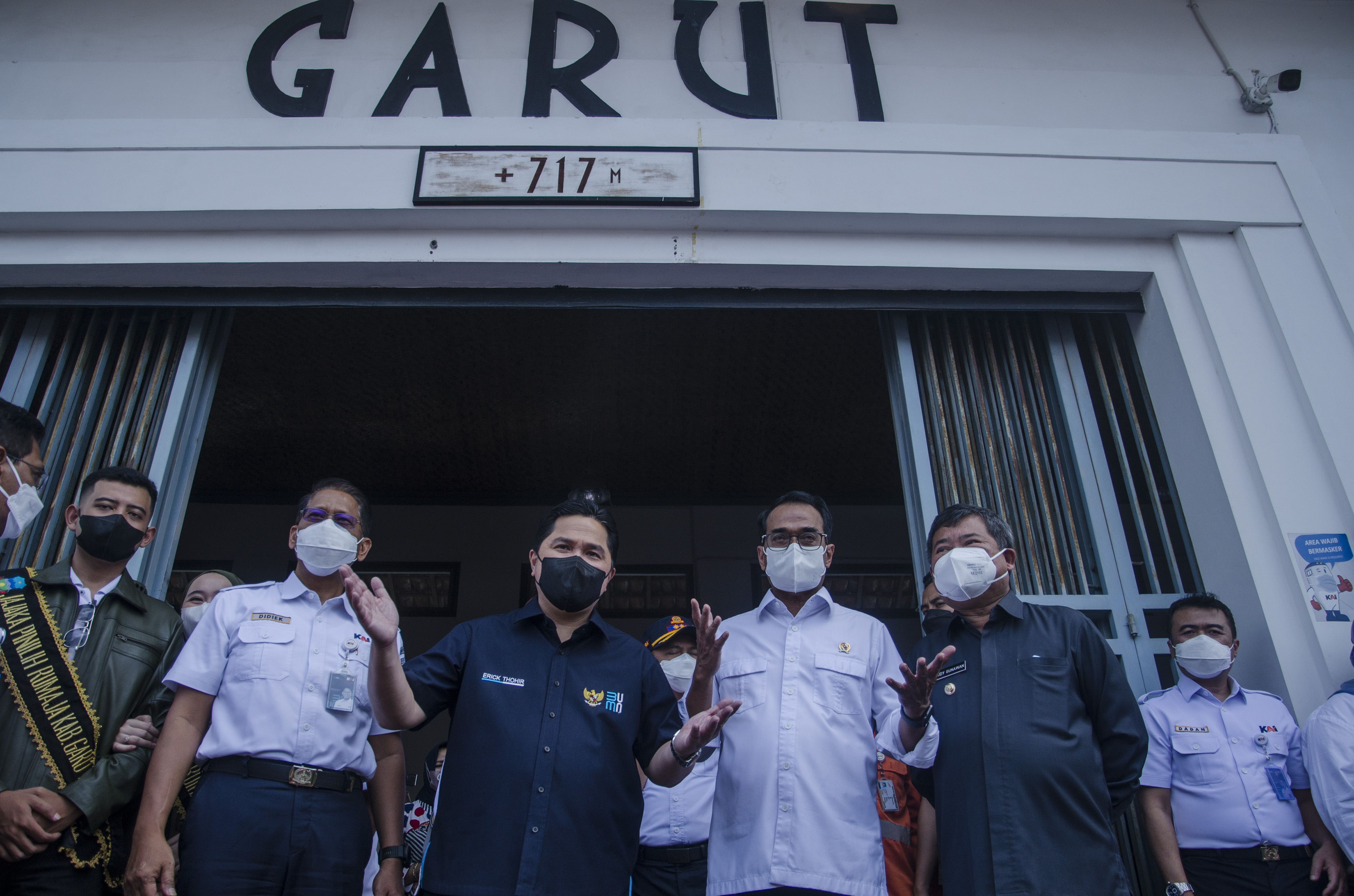 Menteri BUMN Erick Thohir dan Menteri Perhubungan Budi Karya Sumadi di Stasiun Garut, Jawa Barat