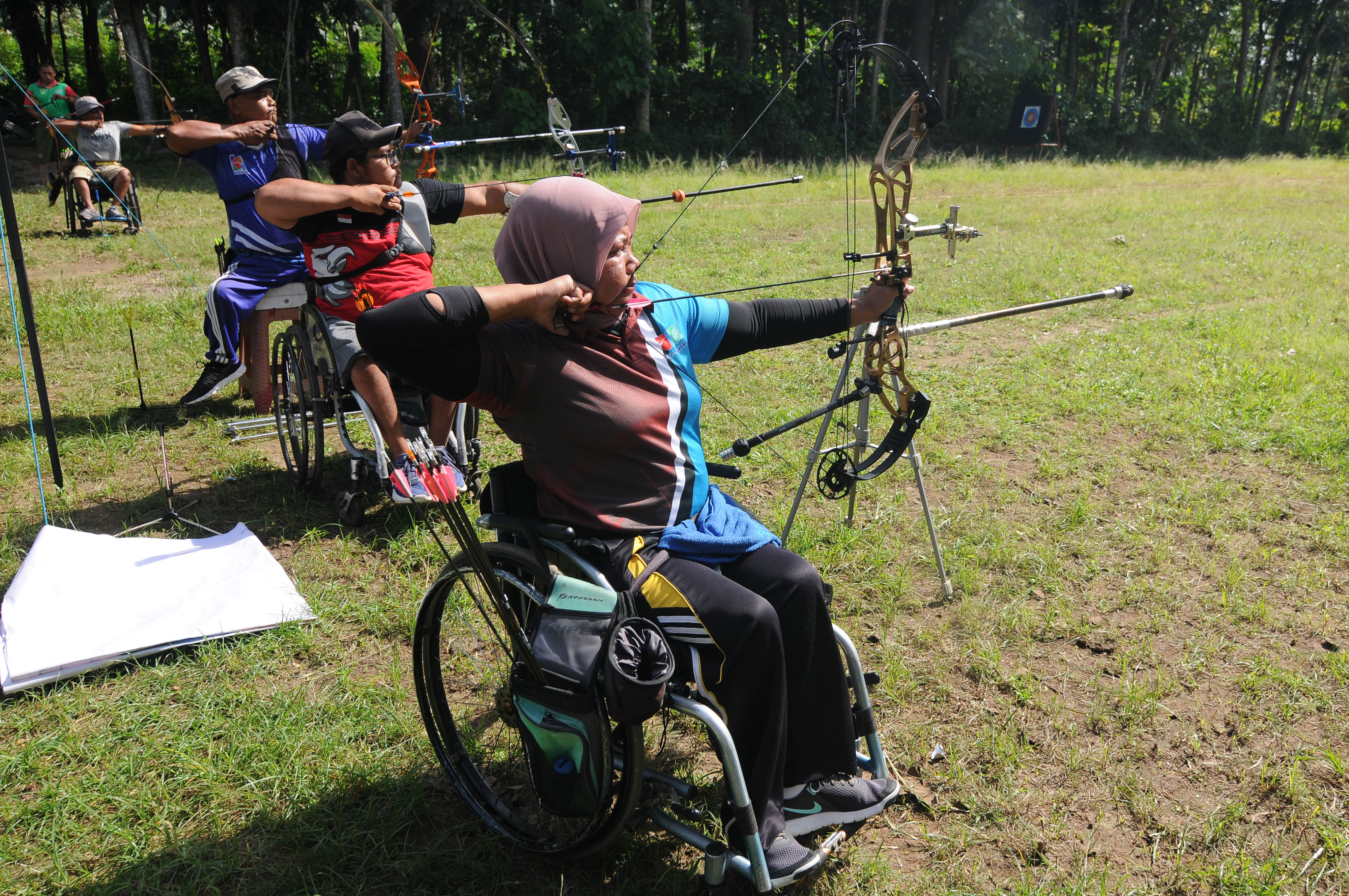 Sejumlah atlet panahan yang merupakan kalangan difabel tengah berlatih.