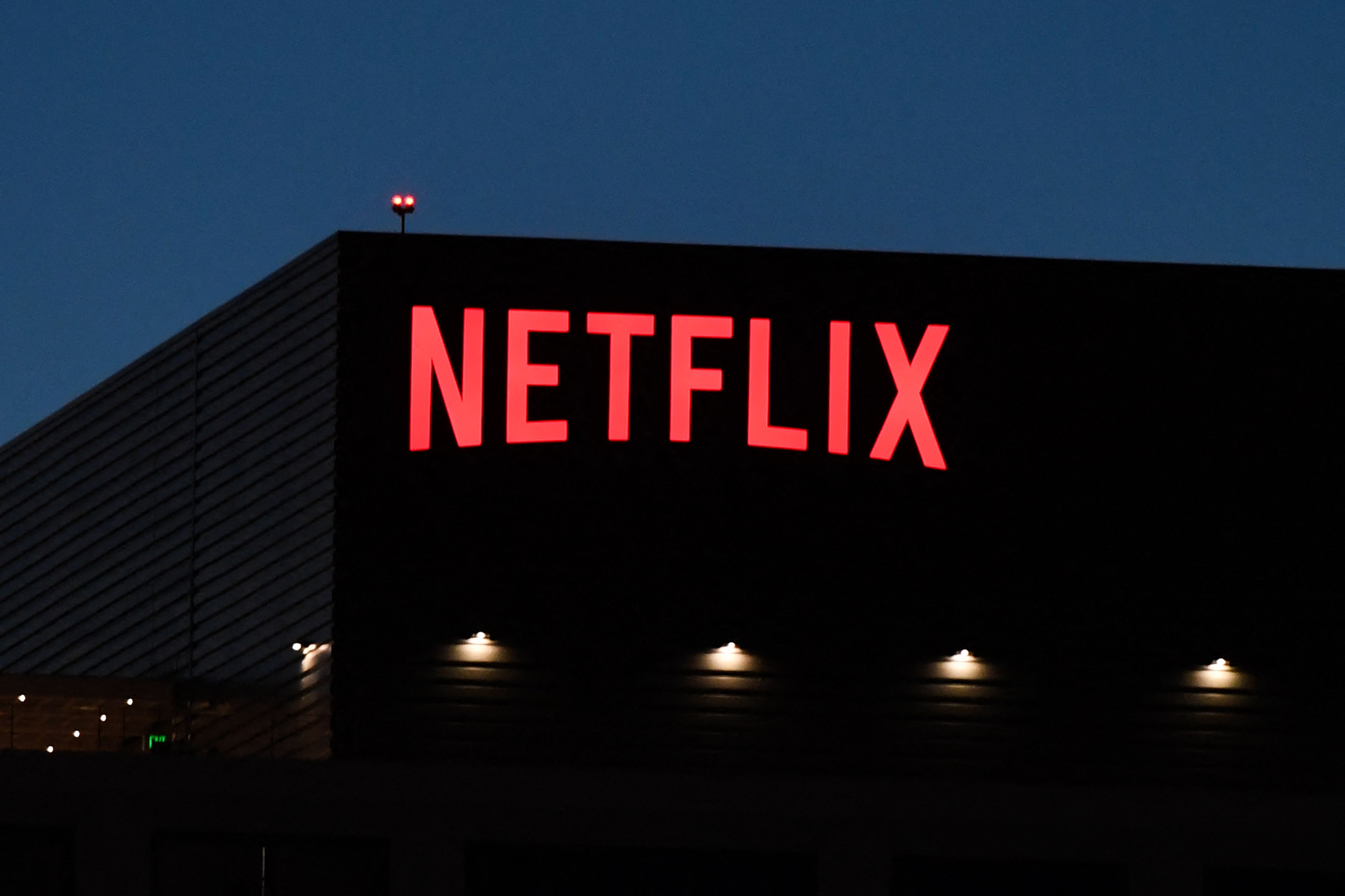 Logo Netflix terlihat di markas besar layanan streaming itu di Sunset Boulevard, Los Angeles, California, AS.