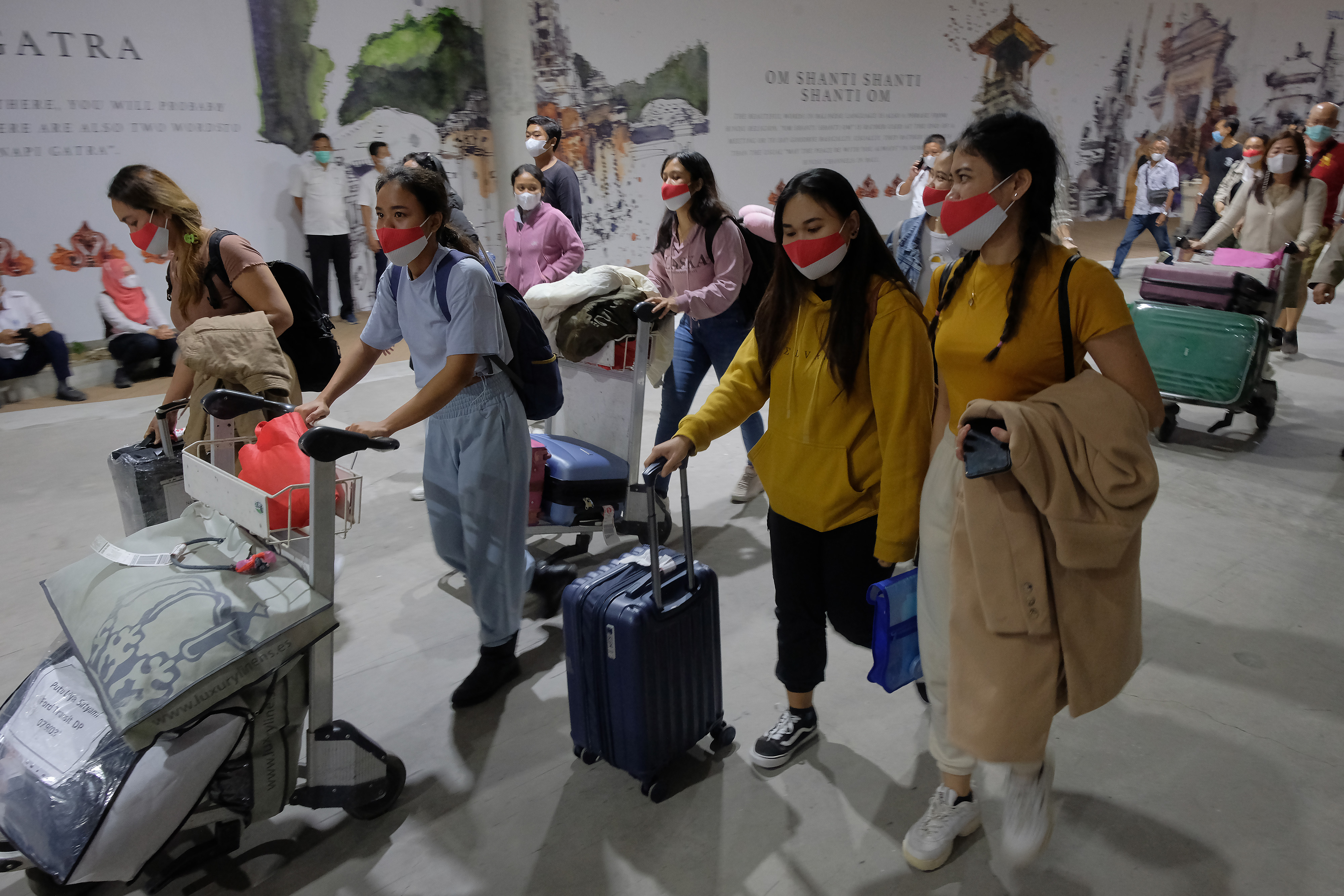 Puluhan pekerja migran Indonesia (PMI) asal Bali yang berhasil dievakuasi dari Ukraina tiba di Bandara I Gusti Ngurah Rai, Bali