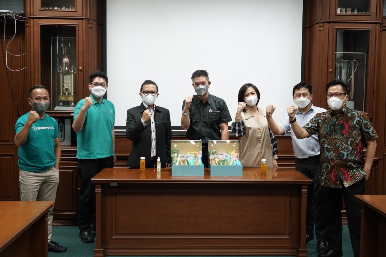 Direksi GudangAda dan Mustika Ratu berpose bersama usai penandatanganan kerja sama, di Jakarta, Kamis (24/3).