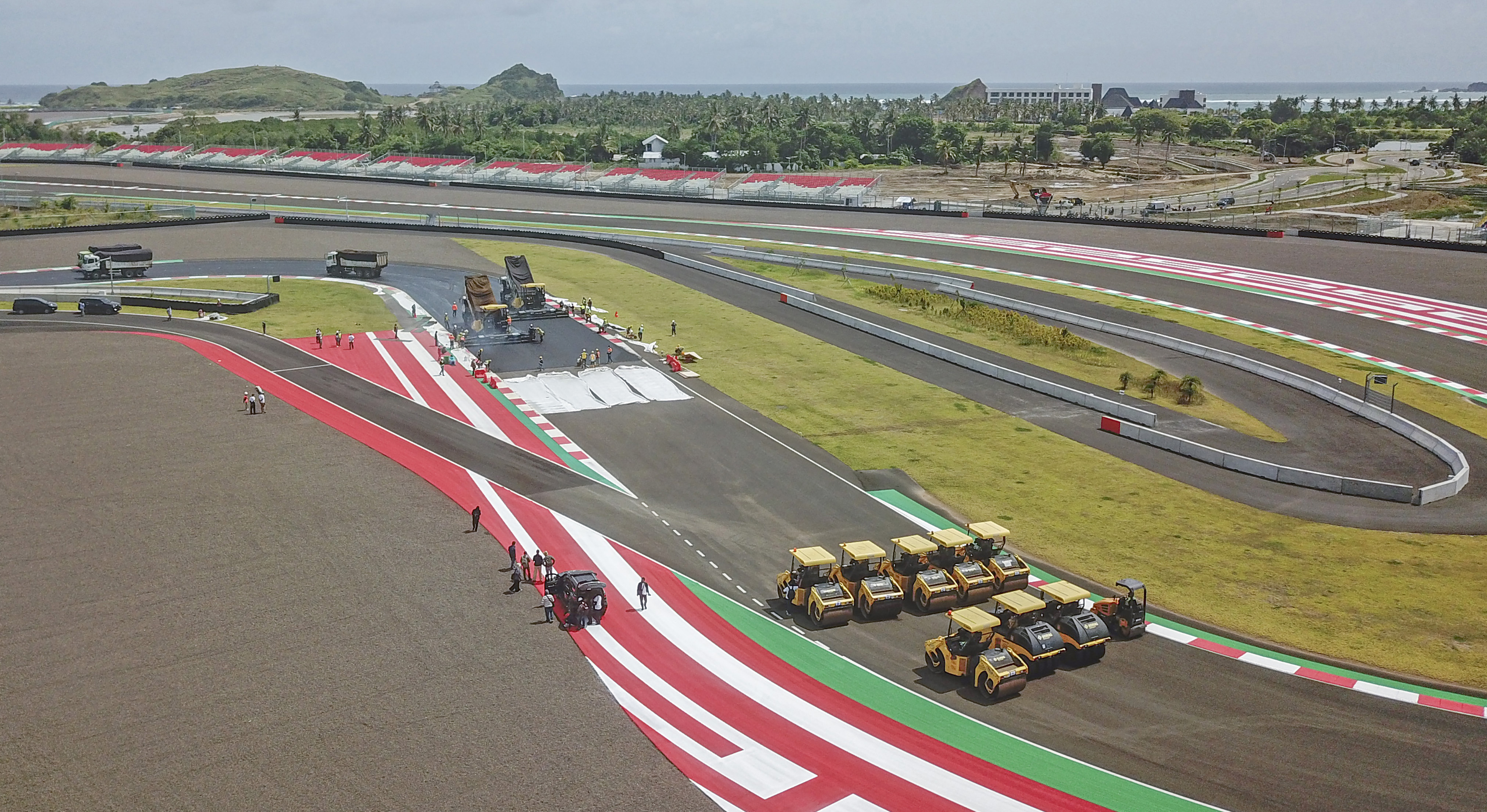 Foto udara pengaspalan ulang tikungan ke-17 lintasan Pertamina Mandalika International Street Circuit di KEK Mandalika, NTB.