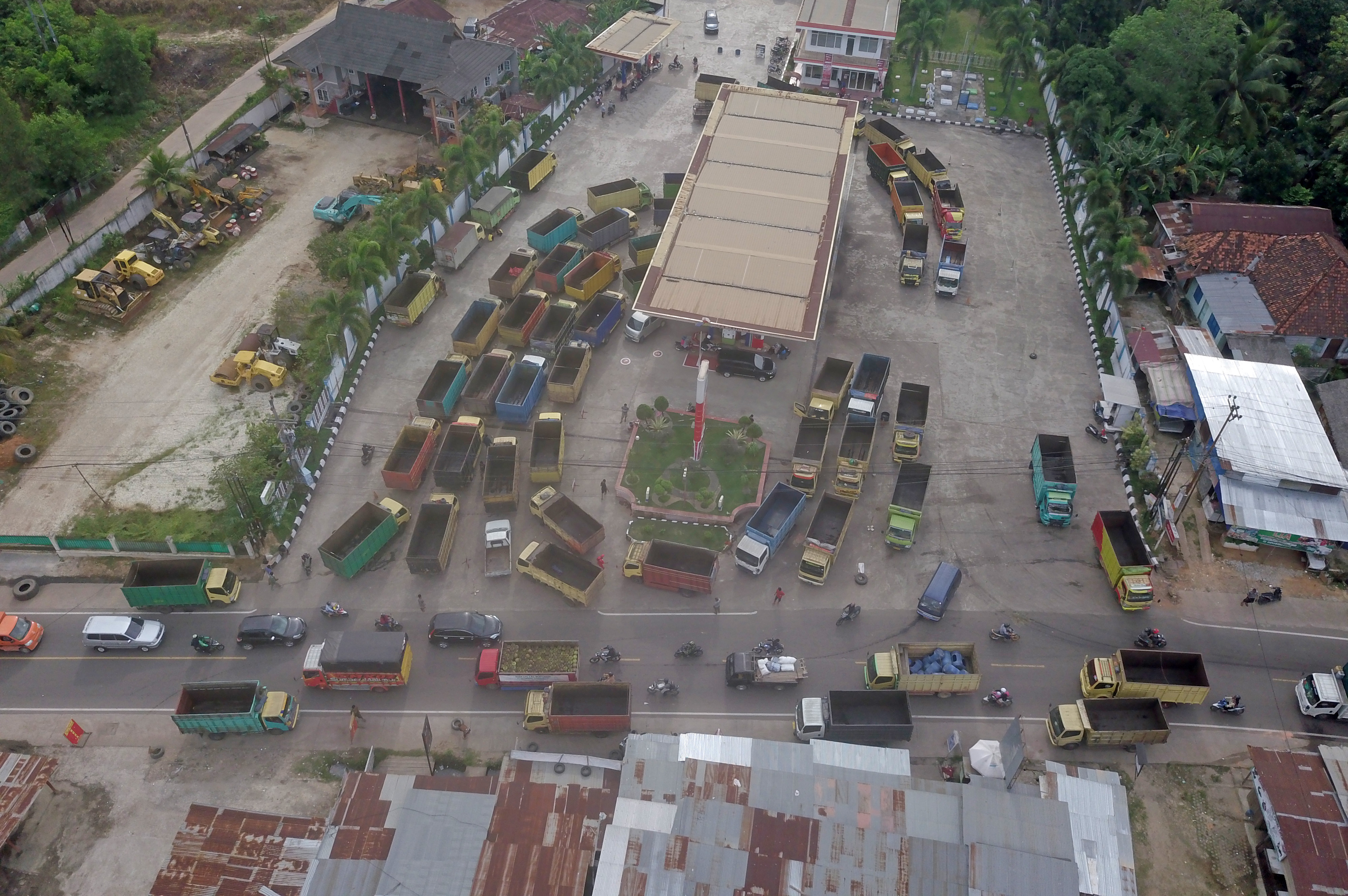 Antrian truk membeli bbm di SPBU Pertamina di Jambi. 