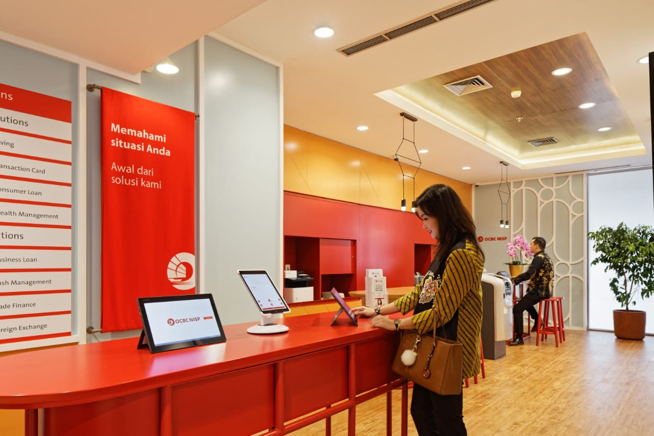 Nasabah sedang bertransaksi secara mandiri dengan tablet yang tersedia di smart area kantor cabang OCBC NISP di Jalan Hayam Wuruk, Jakarta.