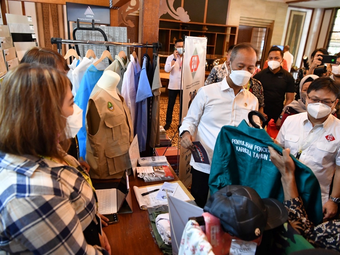 Menteri Perindustrian Agus Gumiwang Kartasasmita (dua dari kanan).