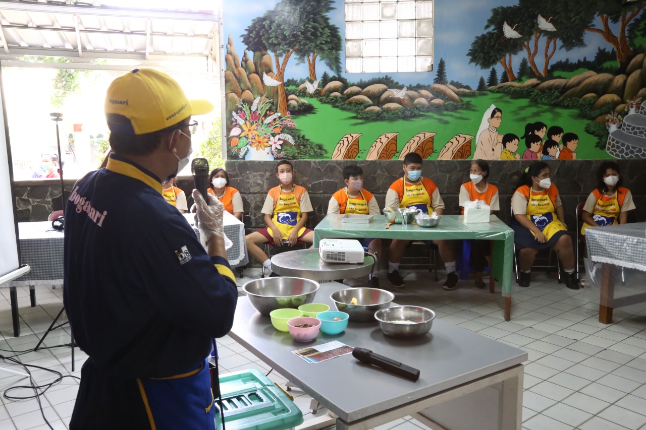 Baker dari Bogasari tengah melatih pembuatan kue untuk anak-anak berkebutuhan khusus