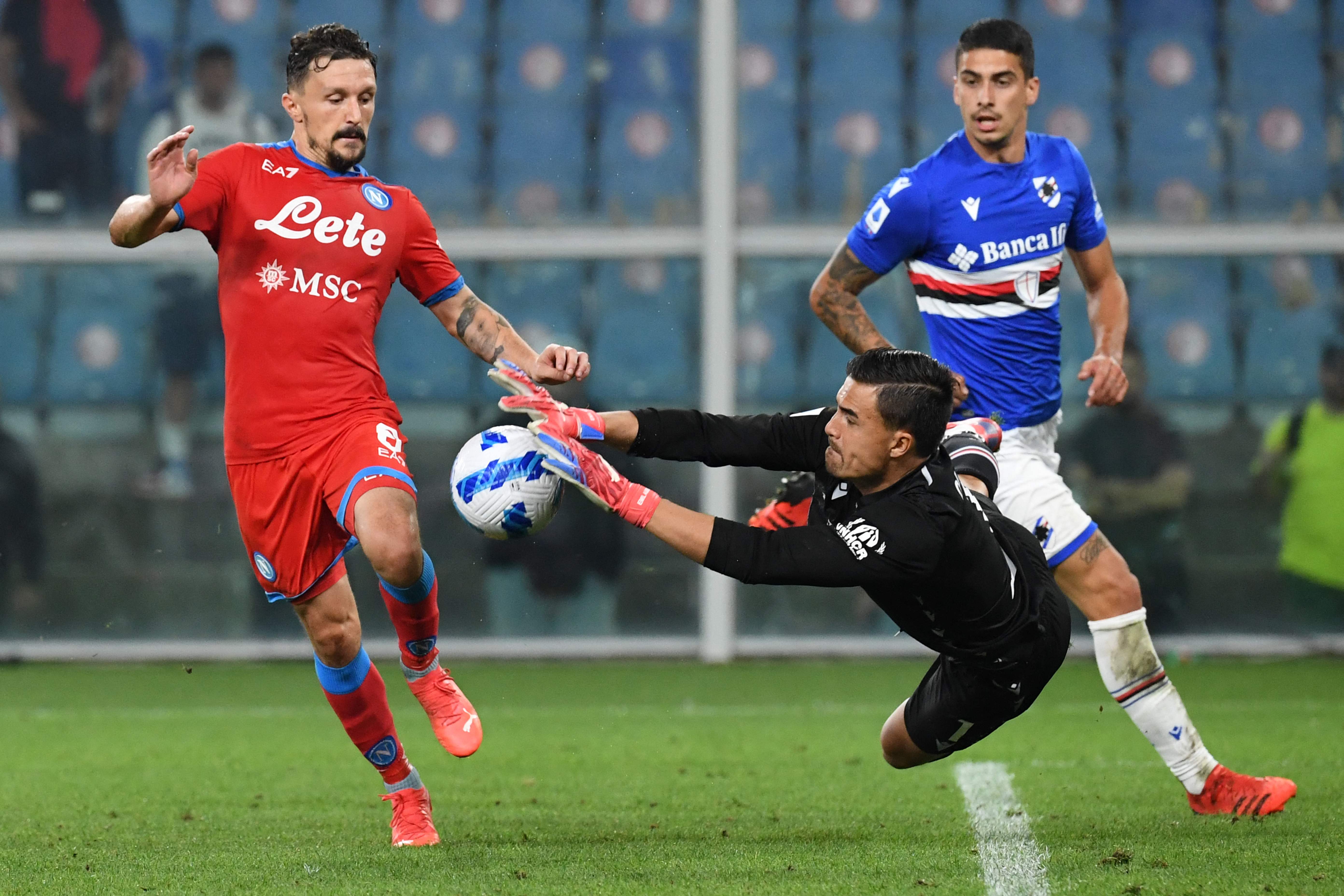 Penjaga gawnag Sampdoria Emil Audero (tengah) menahan bola dalam laga Serie A melawan Napoli.