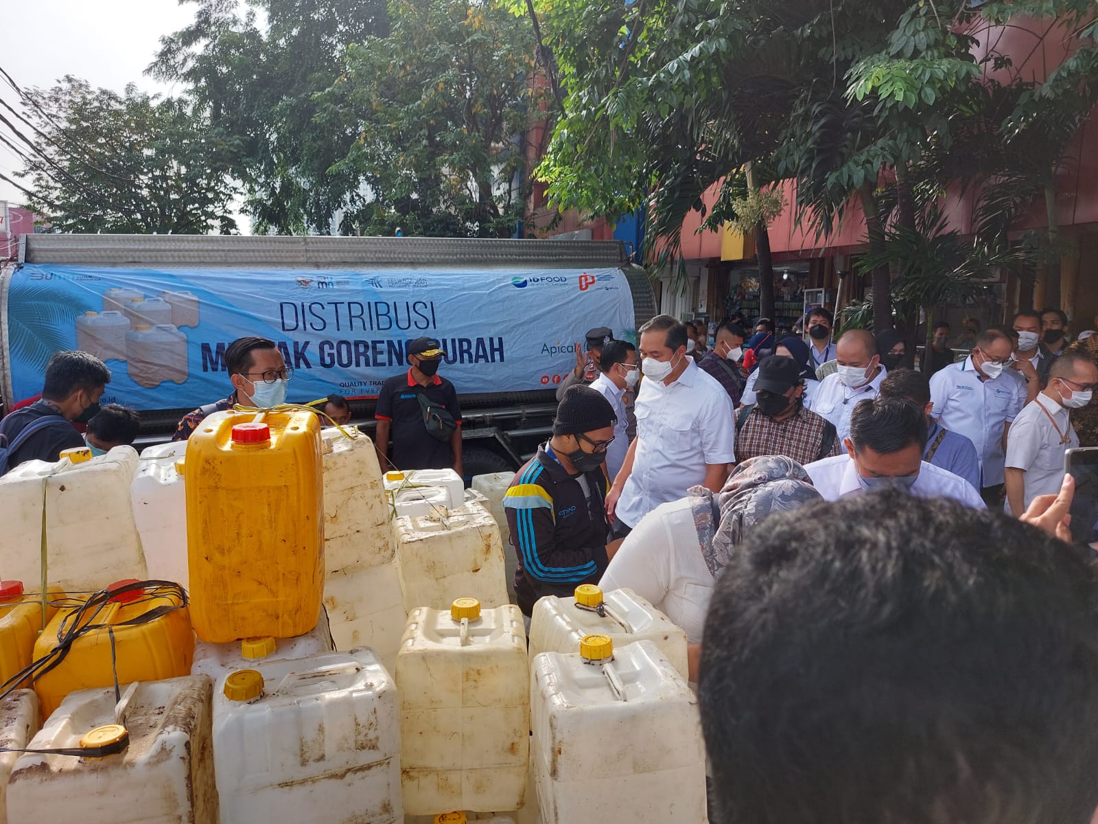 Menteri Perdagangan Muhammad Lutfi dan Kepala Badan Pangan Nasional Arif Prasetyo Adi, memantau harga migor dan sembako di Pasar Kebayoran L