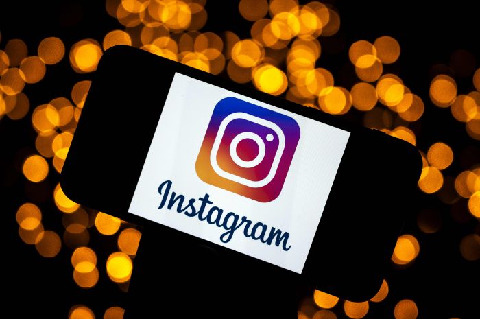 Logo Instagram terlihat di sebuah ponsel.  