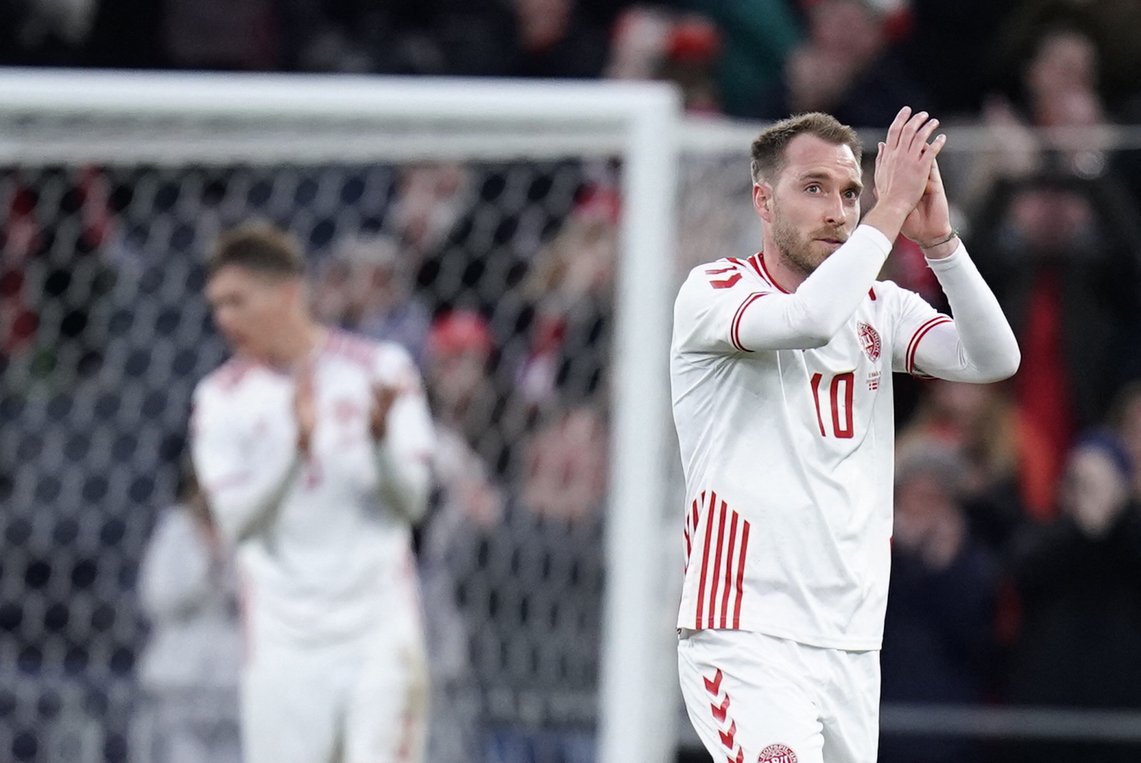 Christian Eriksen menyapa para pendukung Denmark saat ditari ke luar di laga persahabatan melawan Seria di Stadion Parken.