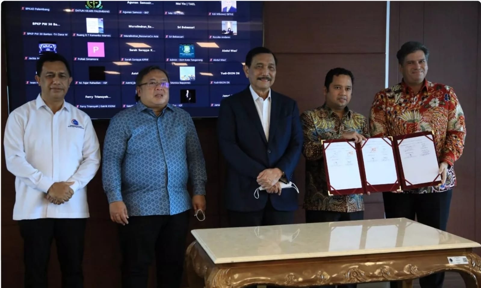 Penandatangan PKS PSEL Kota Tangerang dan Kota Palembang yang disaksikan MenkoMarves Luhut Pandjaitan