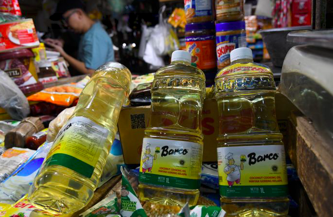 ANTARA FOTO/Aditya Pradana Putra Pedagang menjual minyak goreng dalam kemasan di salah satu kios di Pasar PSPT Tebet, Jakarta, Rabu (16/2).