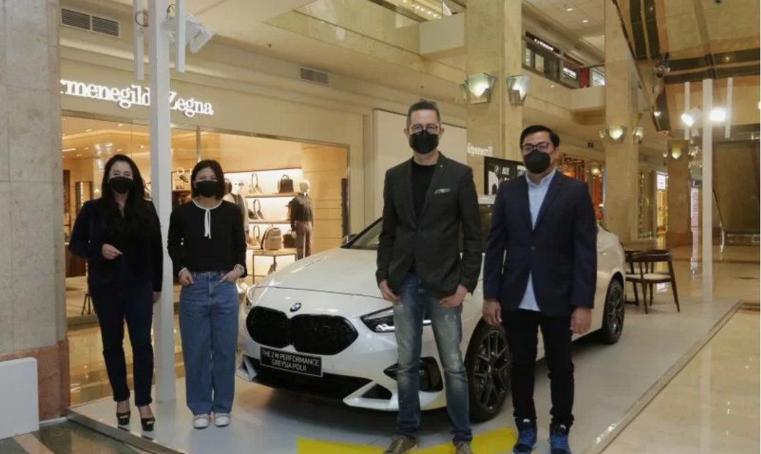 BMW Indonesia menyerahkan unit BMW 218i Gran Coupe Sport M Performance Edition kepada Greysia Polii sebagai pembeli pertama, Minggu (6/3).