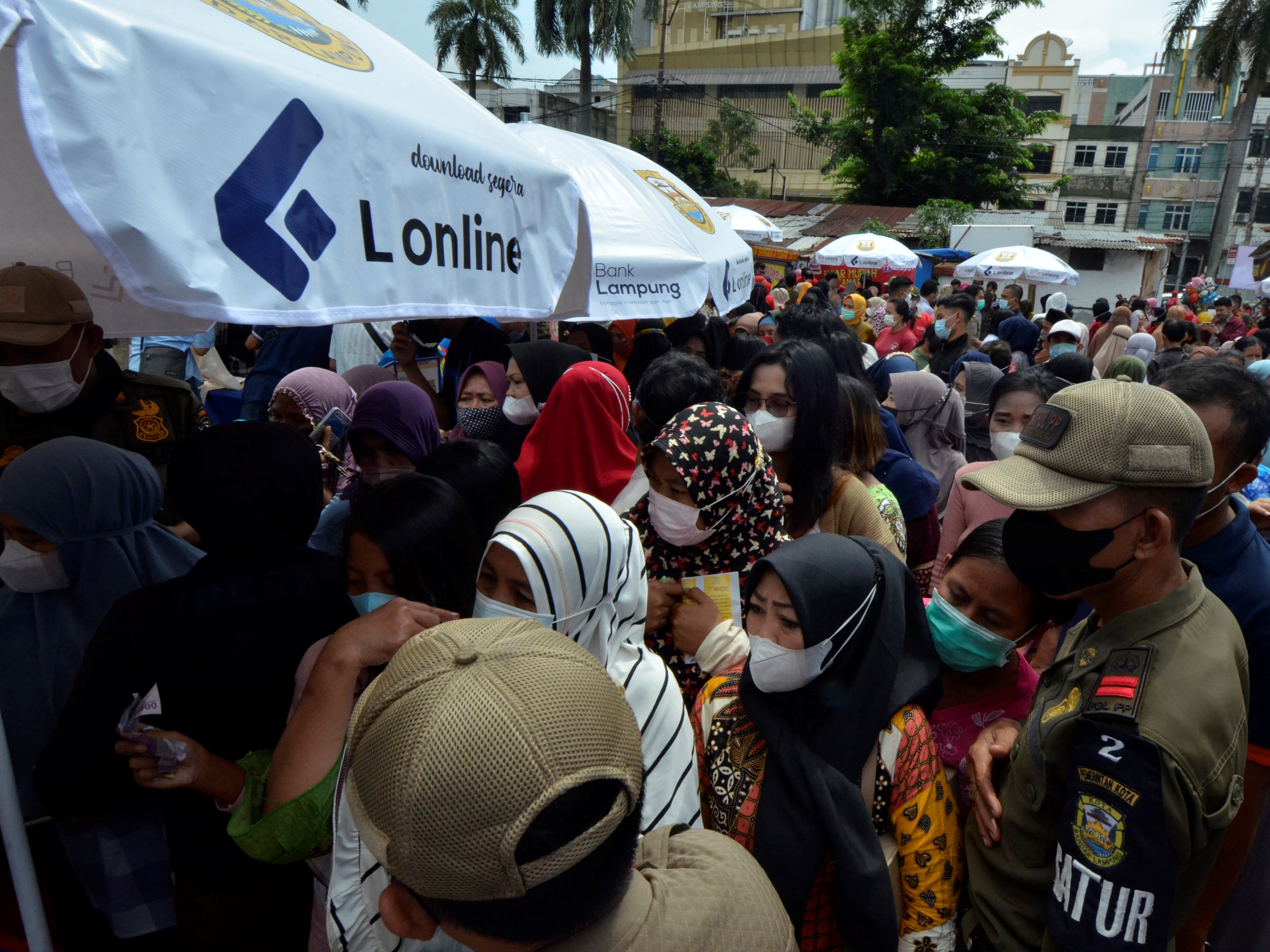 Sejumlah warga antre membeli sembako murah di Tanjungkarang Pusat, Bandar Lampung, Lampung, Kamis (3/2/2022). 