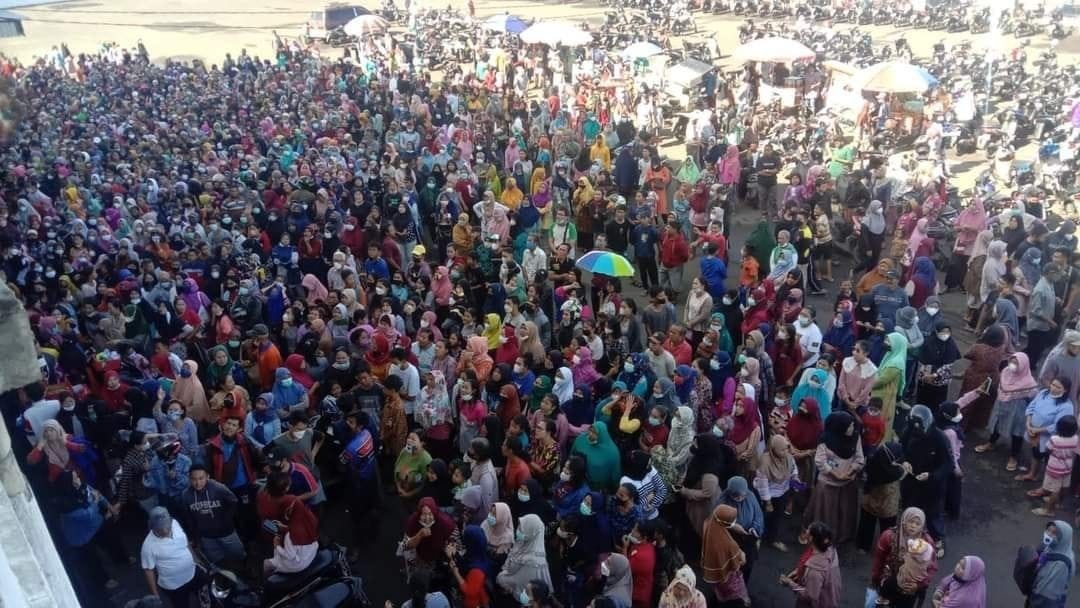 Suasana antrian warga untuk mendapatkan minyak goreng dengan harga murah di Gedung Olahraga (GOR) Lubuklinggau, Sumsel, Kamis (10/3).