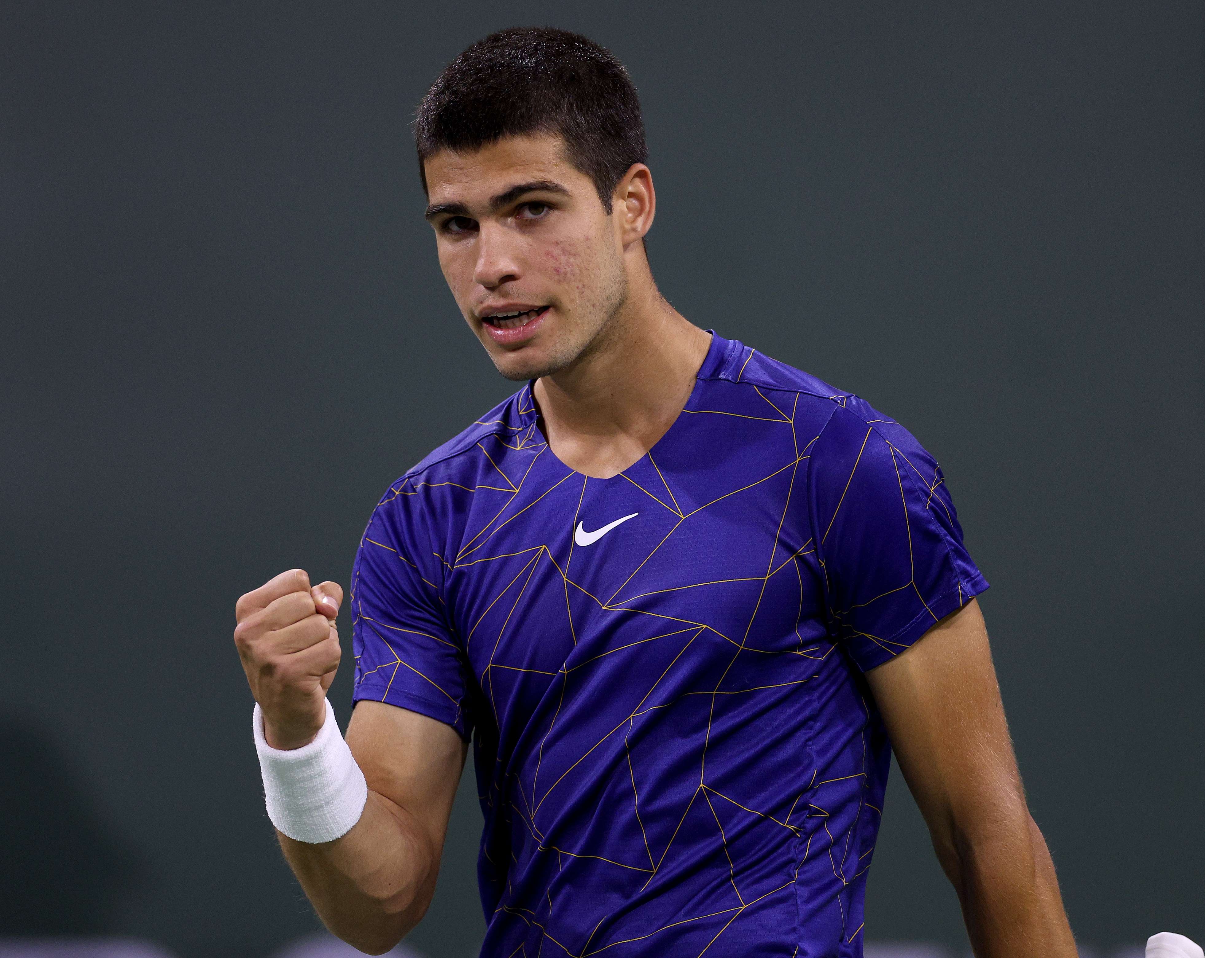  Petenis mdua Spanyol Carlos Alcaraz mengepalkan tangannya saat meraih poin dan mengalahkan Gael Monfils dari Prancis.