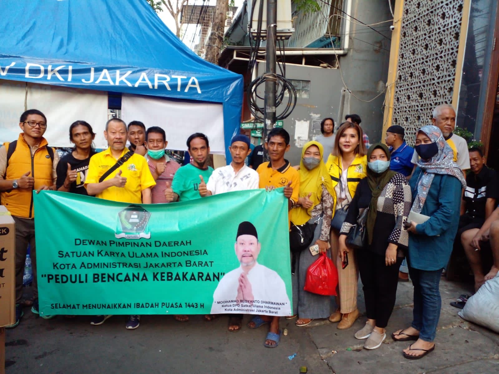 Satuan Karya (Satkar) Ulama Jakbar menyambangi korban kebakaran rumah di permukiman padat penduduk di Kecamatan Tambora, Jakbar, Rabu (30/3 