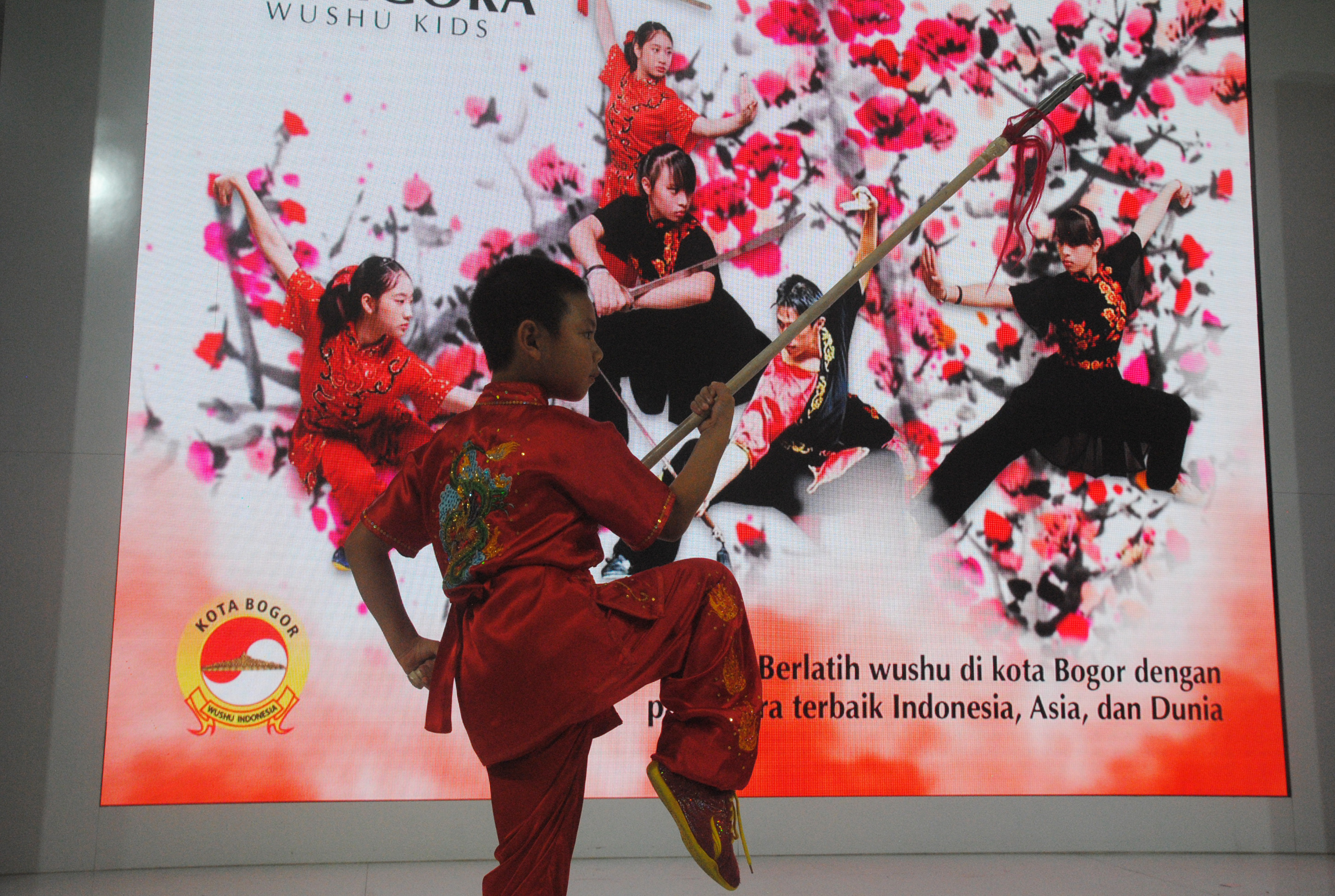 Peserta dari GogiGora Wushu Kids memperagakan gerakan bela diri Wushu di Mal Botani Square, Kota Bogor, Jawa Barat.