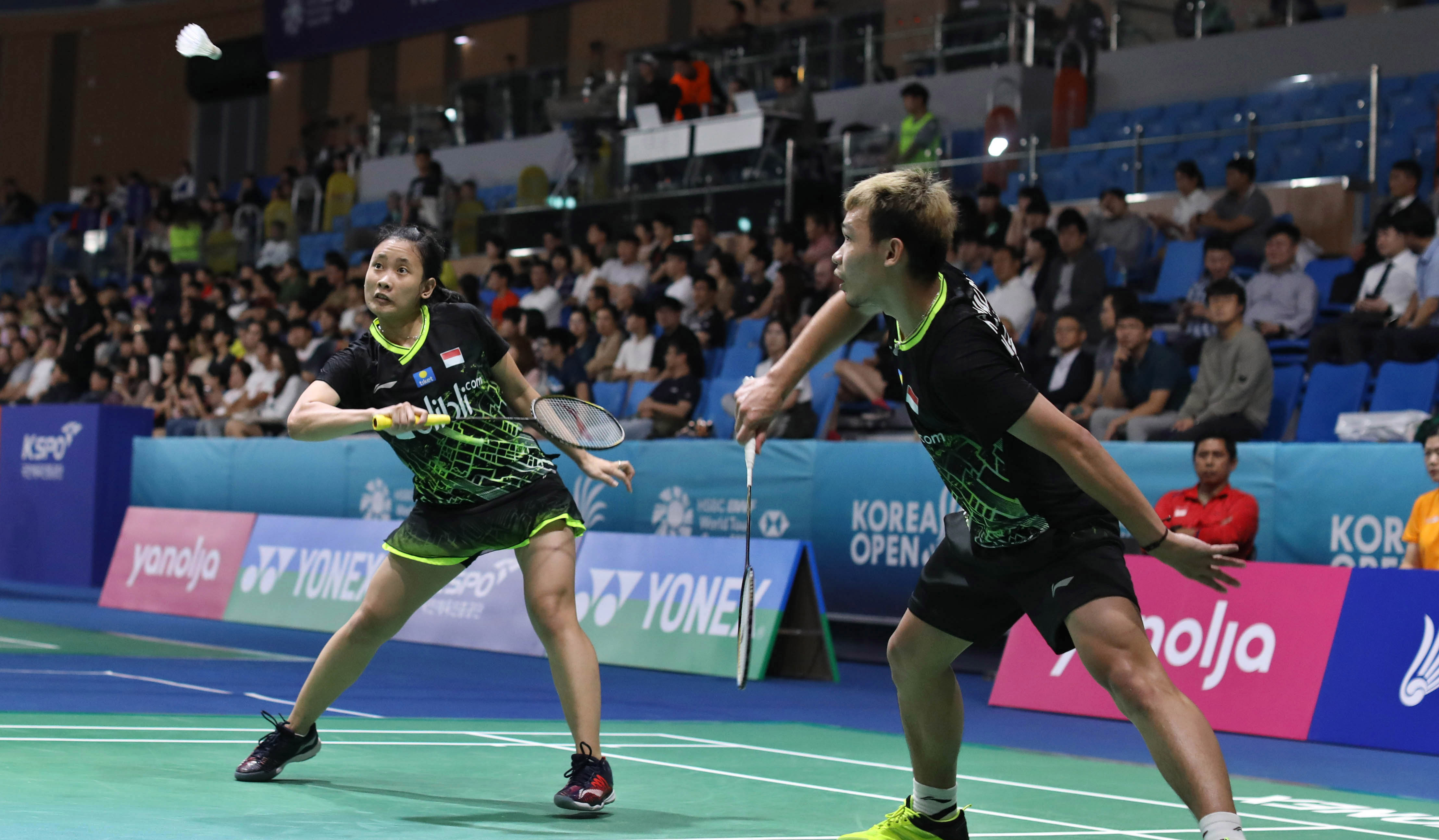 Aksi pasangan ganda campuran Rinov Rivaldy/Pitha Haningtyas Mentari saat bertanding di turnamen Korea Terbuka. 