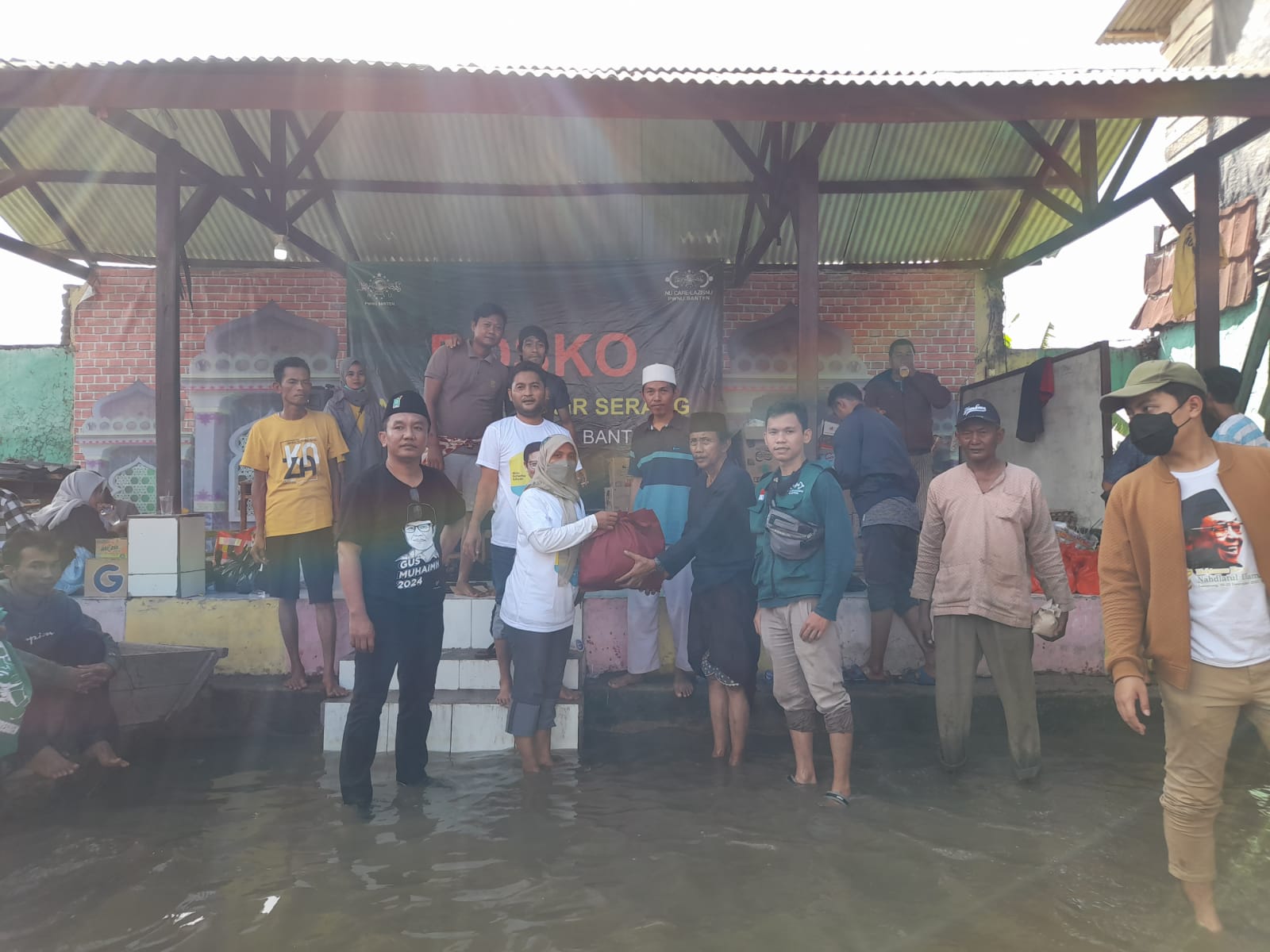 Penyerahan bantuan untuk para penyintas banjir i Kota Serang dan Kabupaten Serang dari DPW PKB Provinsi Banten.