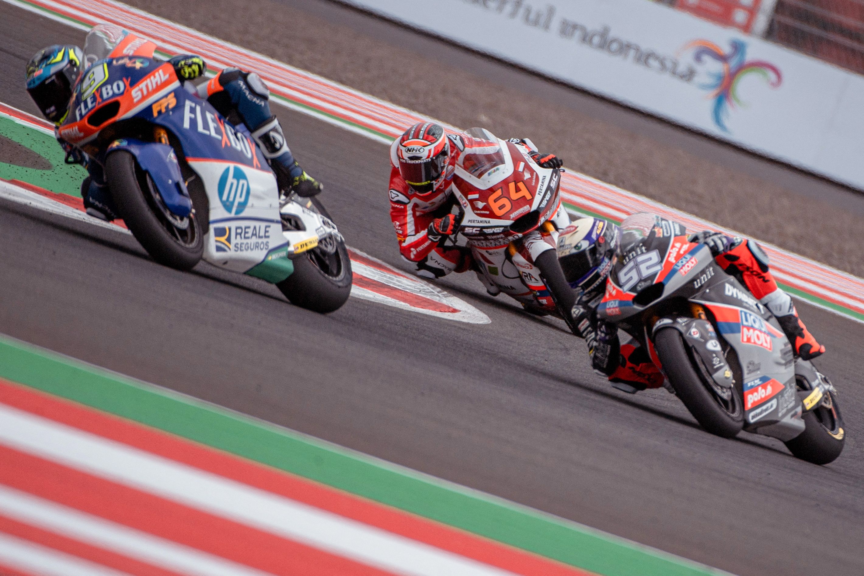 Aksi pembalap saat memacu motornya di Sirkuit Mandalika, NTB.