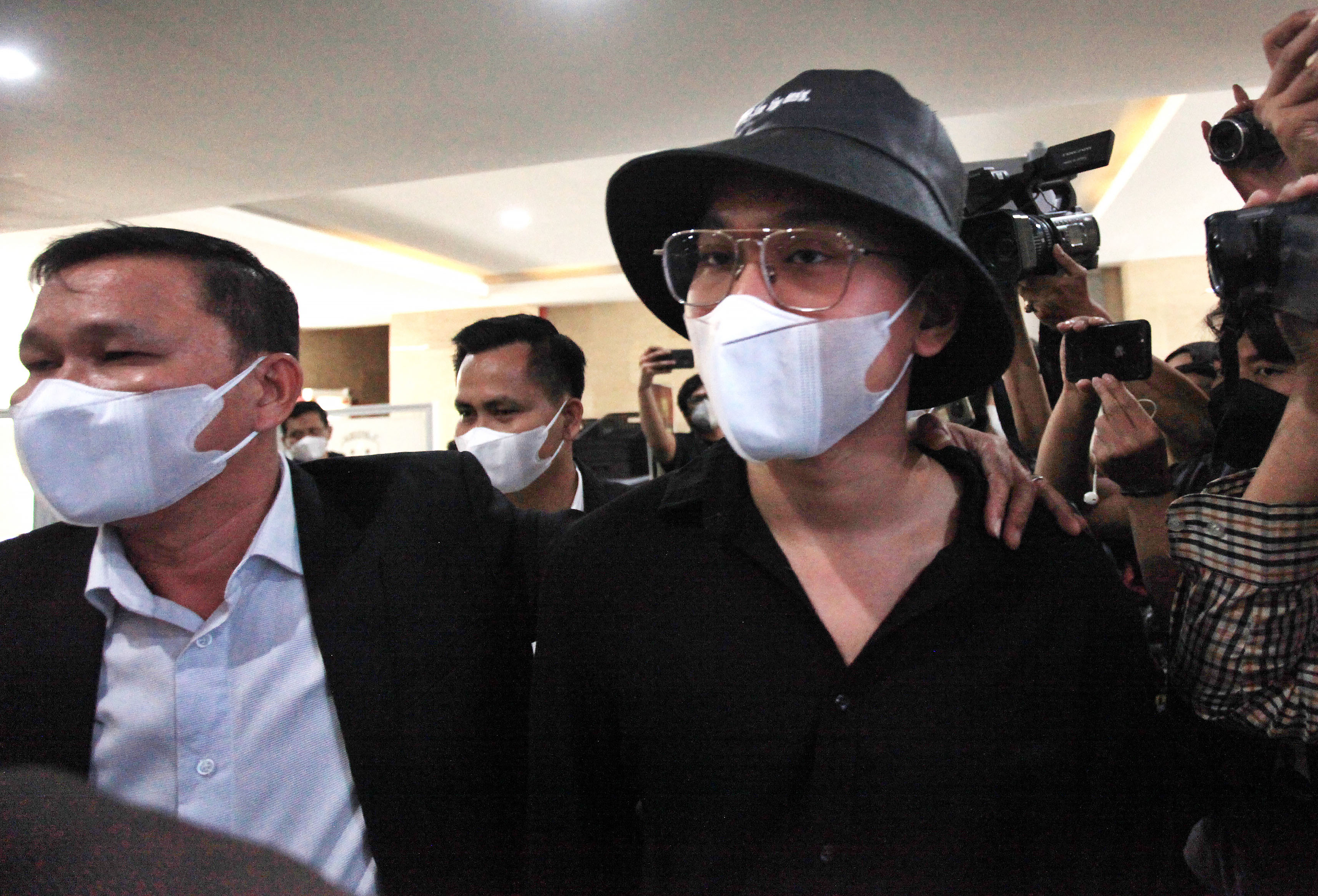 Indra Kenz (tengah) berjalan untuk menjalani pemeriksaan di Gedung Bareskrim Polri, Jakarta, Kamis (24/2/2022).