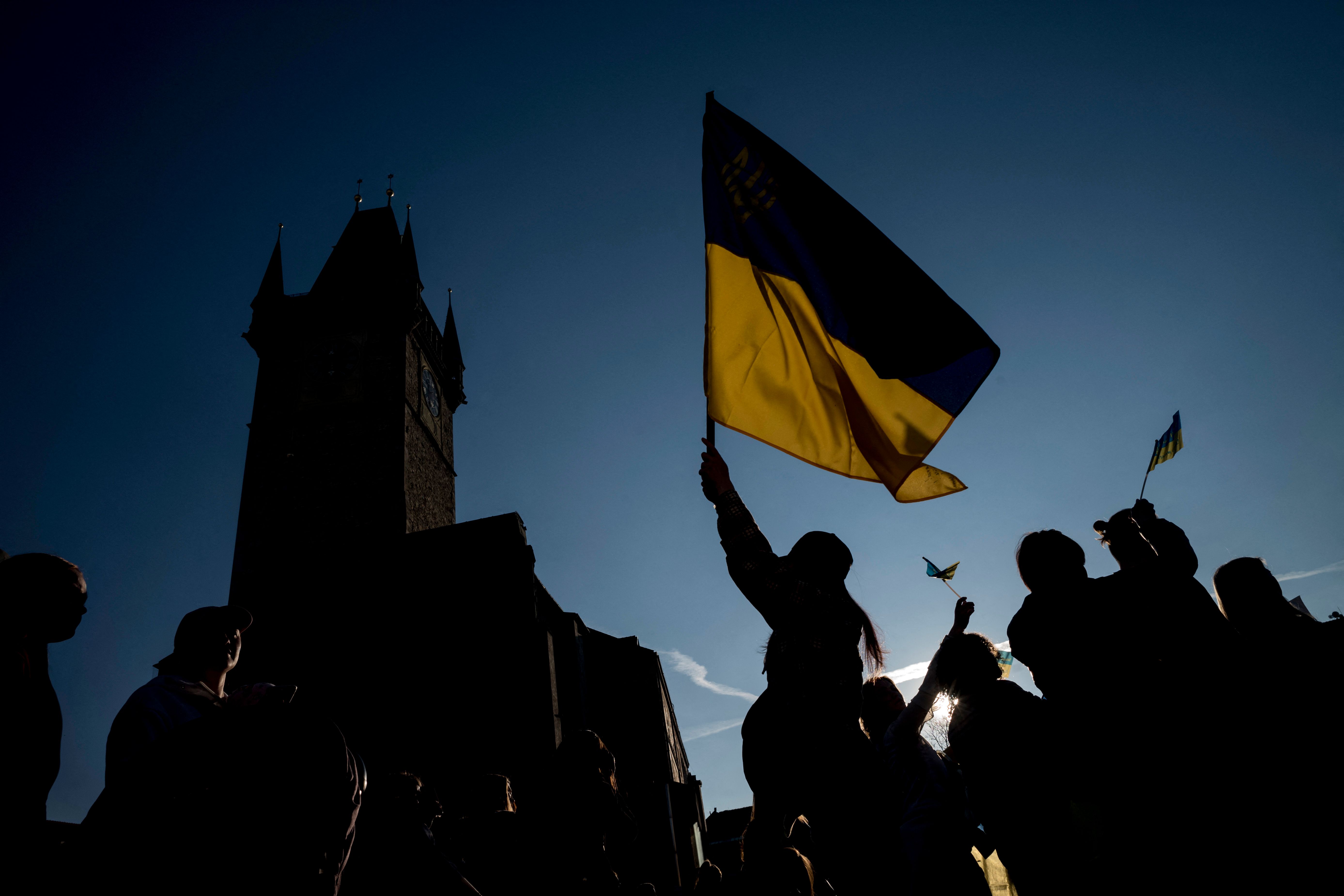 Bendera berkibar mendukung agar perang di Ukraina segera dihentikan.