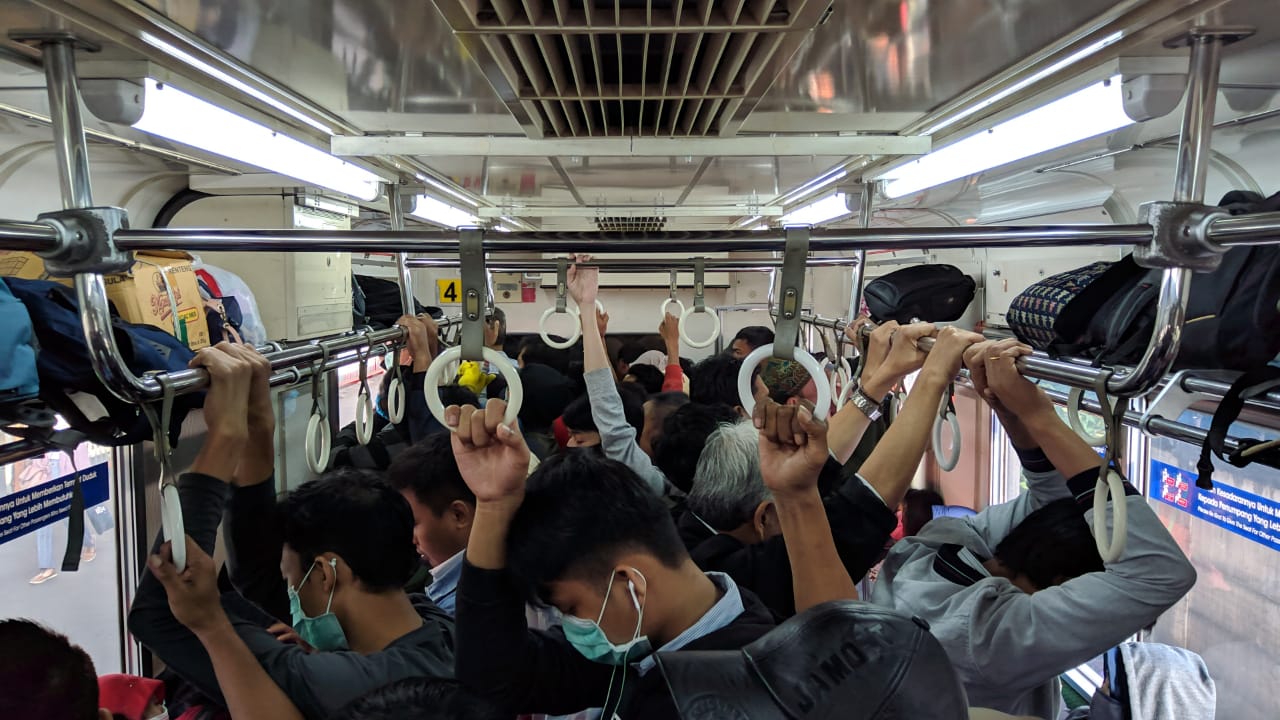Penumpang KRL Mulai Duduk tidak Berjarak