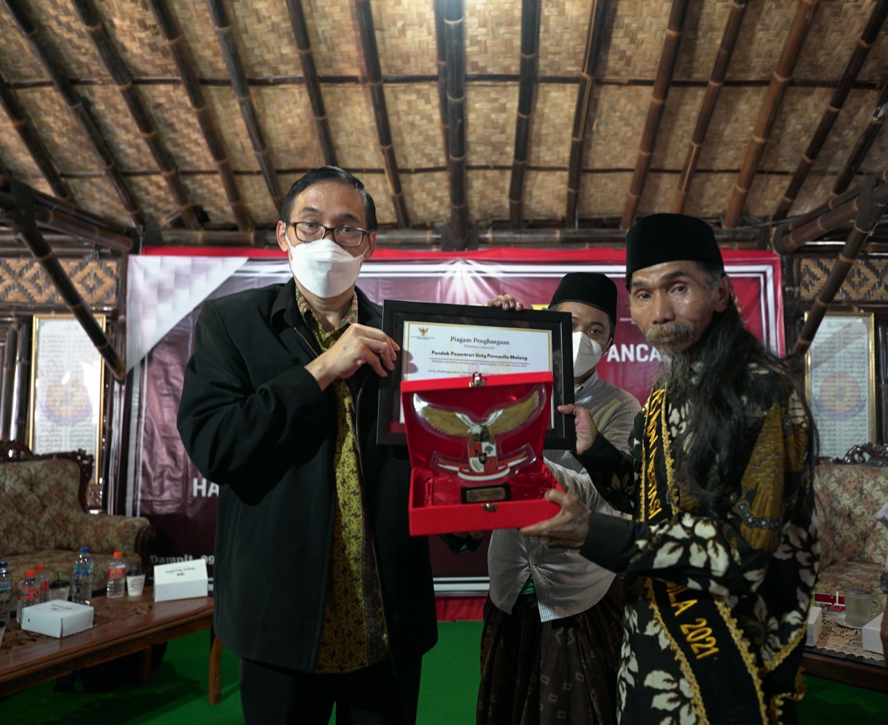 Wakil Kepala BPIP, Hariyono bersama Pimpinan Pondok Pesantren UNIQ Malang, KH M. Abdul Ghufron Al-Bantani