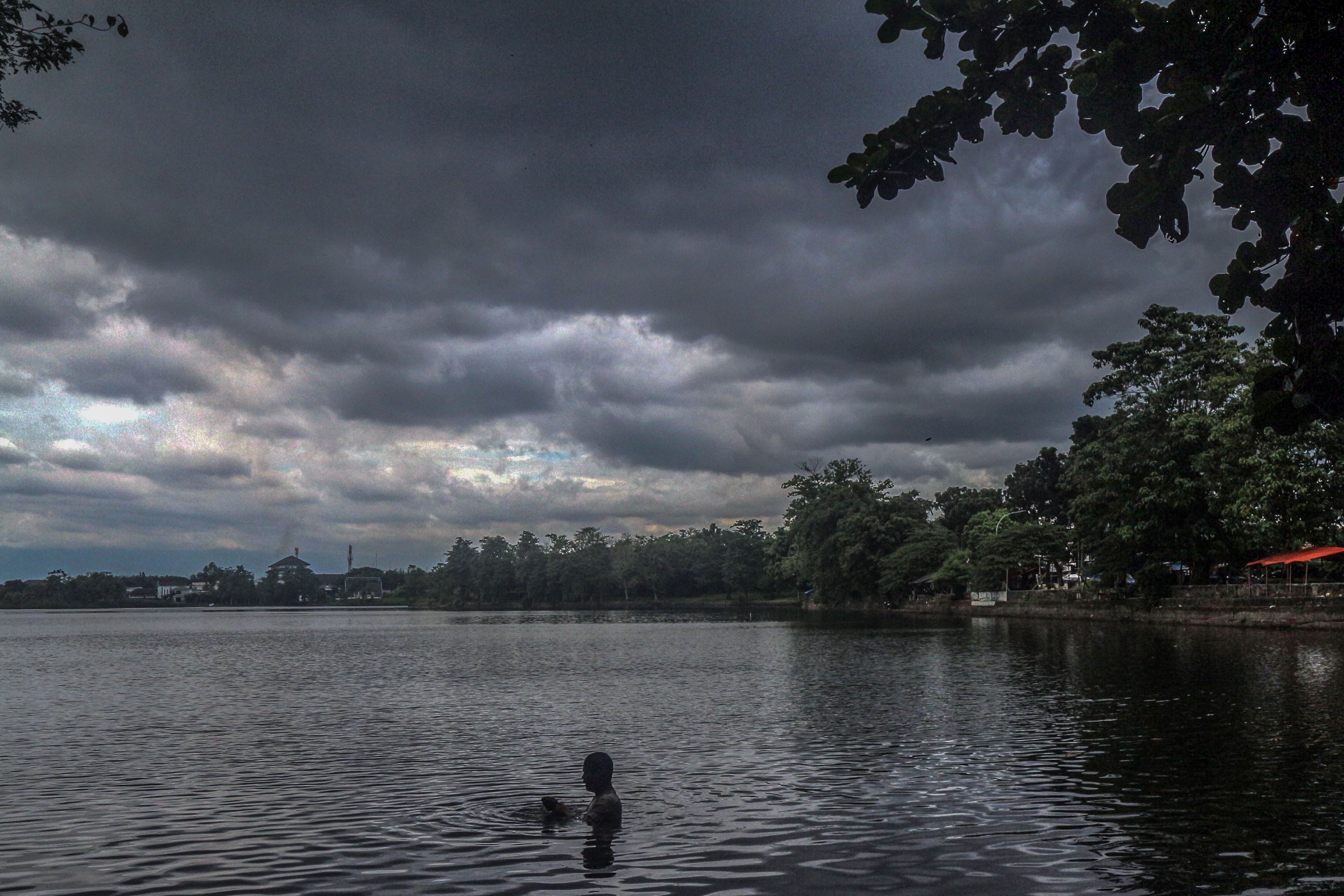Langit gelap jelang hujan