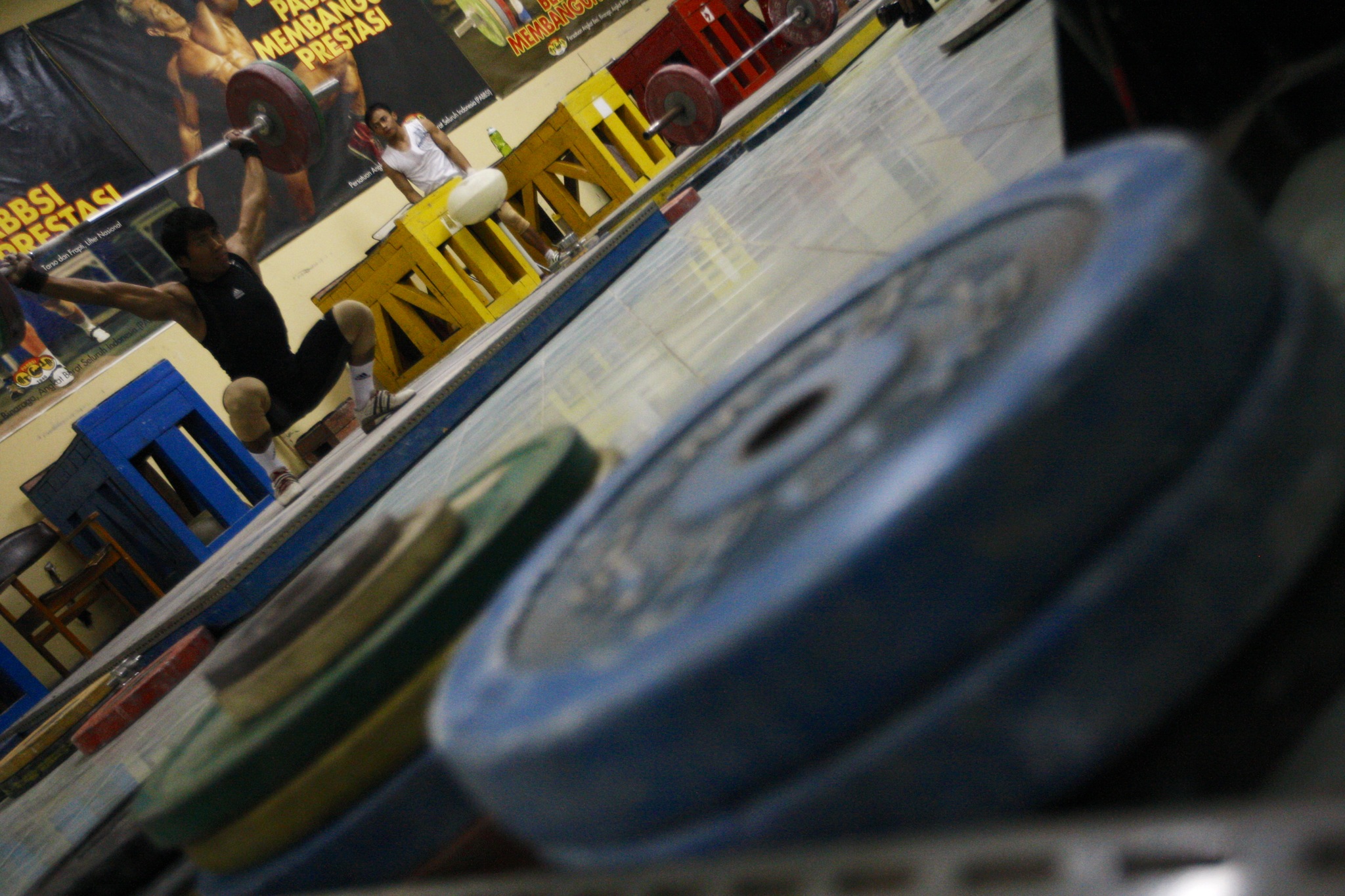 Atlet angkat besi Deni, Jawa Barat, kelas 69kg berlatih di Sekretariat PABBSI, Gelora Bung Karno, Senayan, Jakarta, Senin (4/2/2013).