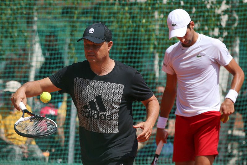 Petenis Serbua Novak Djokovic dan pelatihnya Marian Vajda dalam sesi latihan di Beograd, Serbia, pada 2 Mei 2018.
