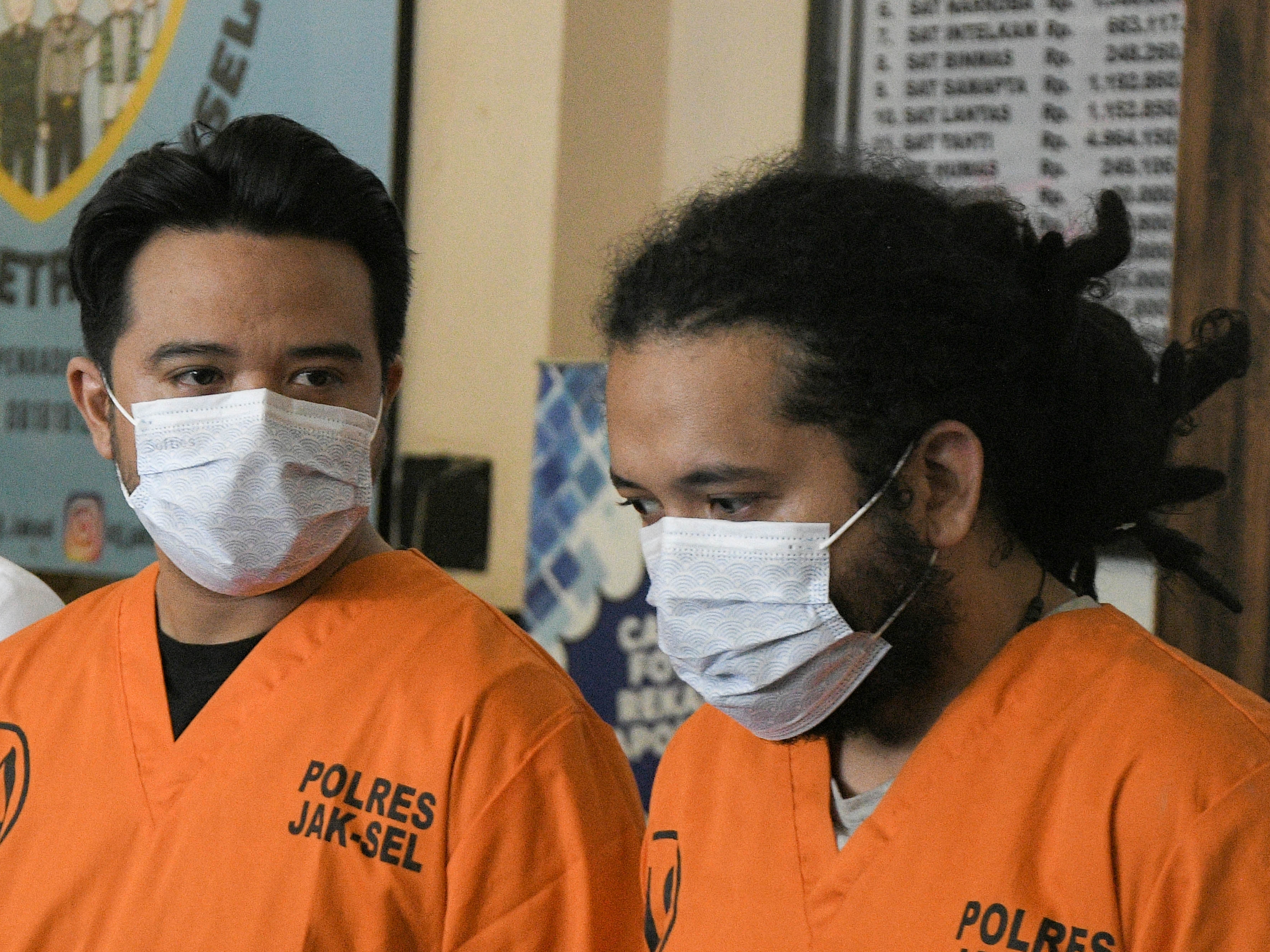 Gitaris Geisha, Roby (kiri), dan asistennya berinisial Aj dihadirkan saat konferensi pers kasus penyalahgunaan narkoba, Senin (21/3).