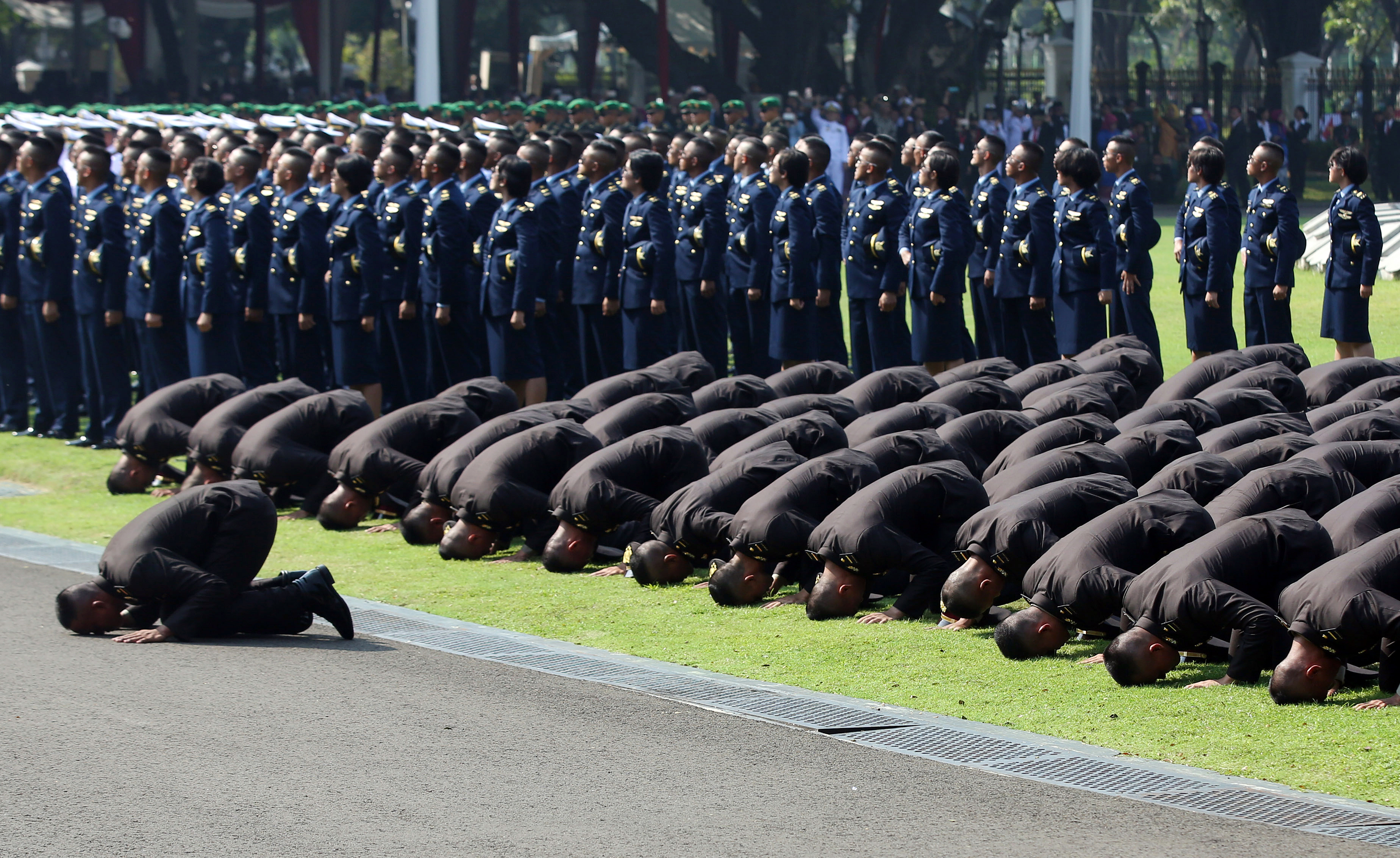 Perwira muda Polri melakukan sujud syukur seusai dilantik di halaman Istana Merdeka.