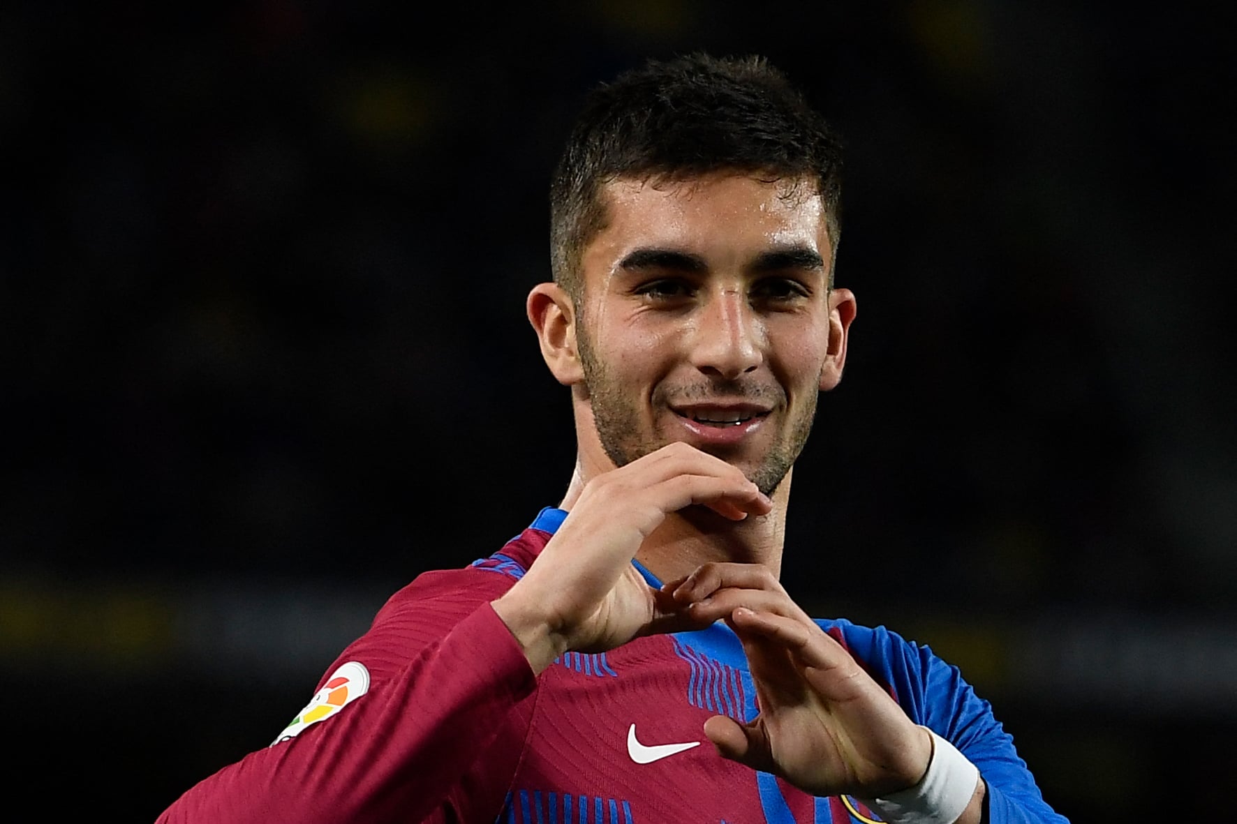 Penyerang Barcelona Ferran Torres melakukan selebrasi usai mencetak go ke gawnag Osasuna di laga La Liga.