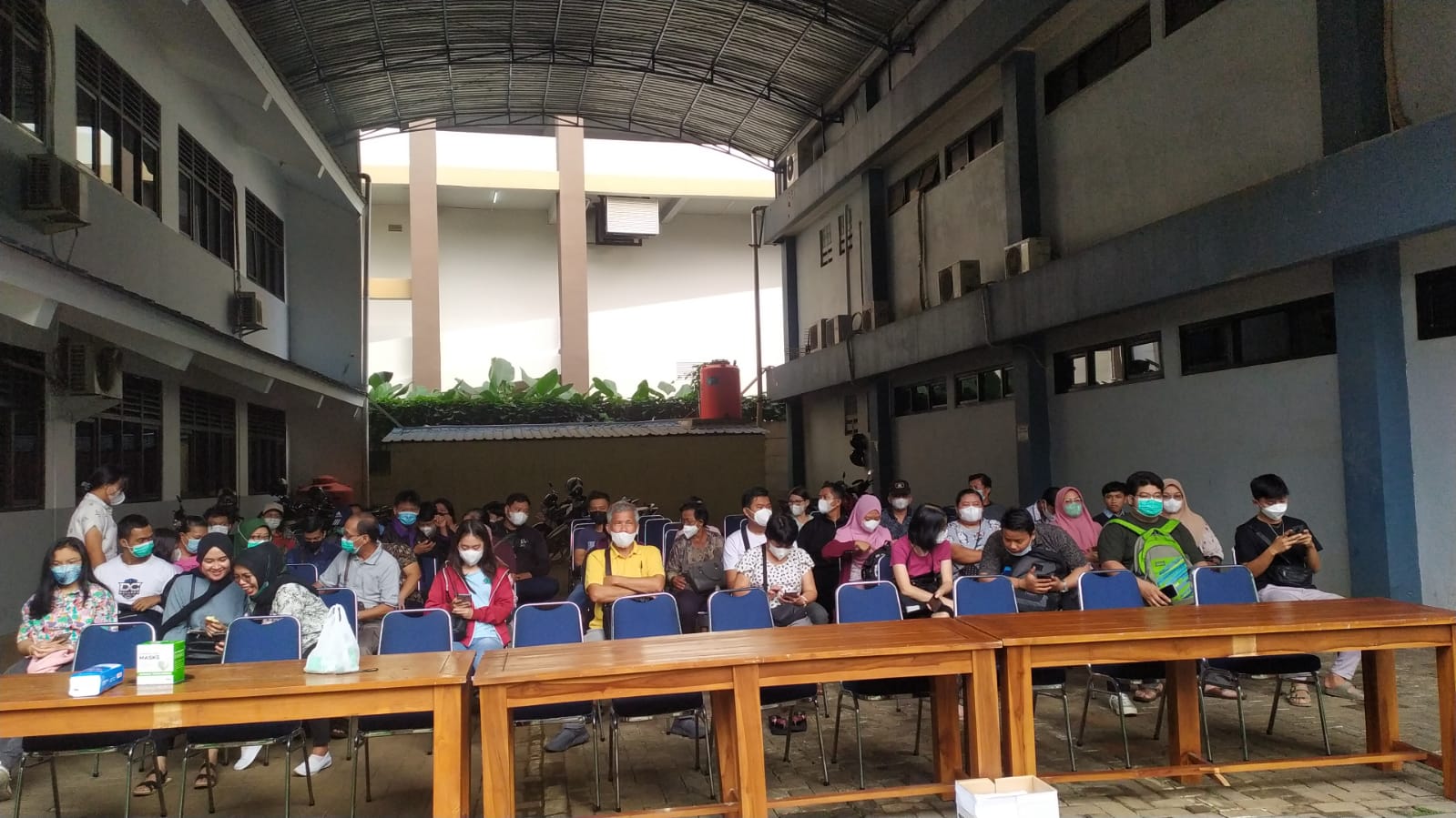 Mahasiswa dan warga umum mengantre ikuti Vaksinasi Polri Presisi di STABN Sriwijaya Tanggerang Selatan, Selasa (29/3).