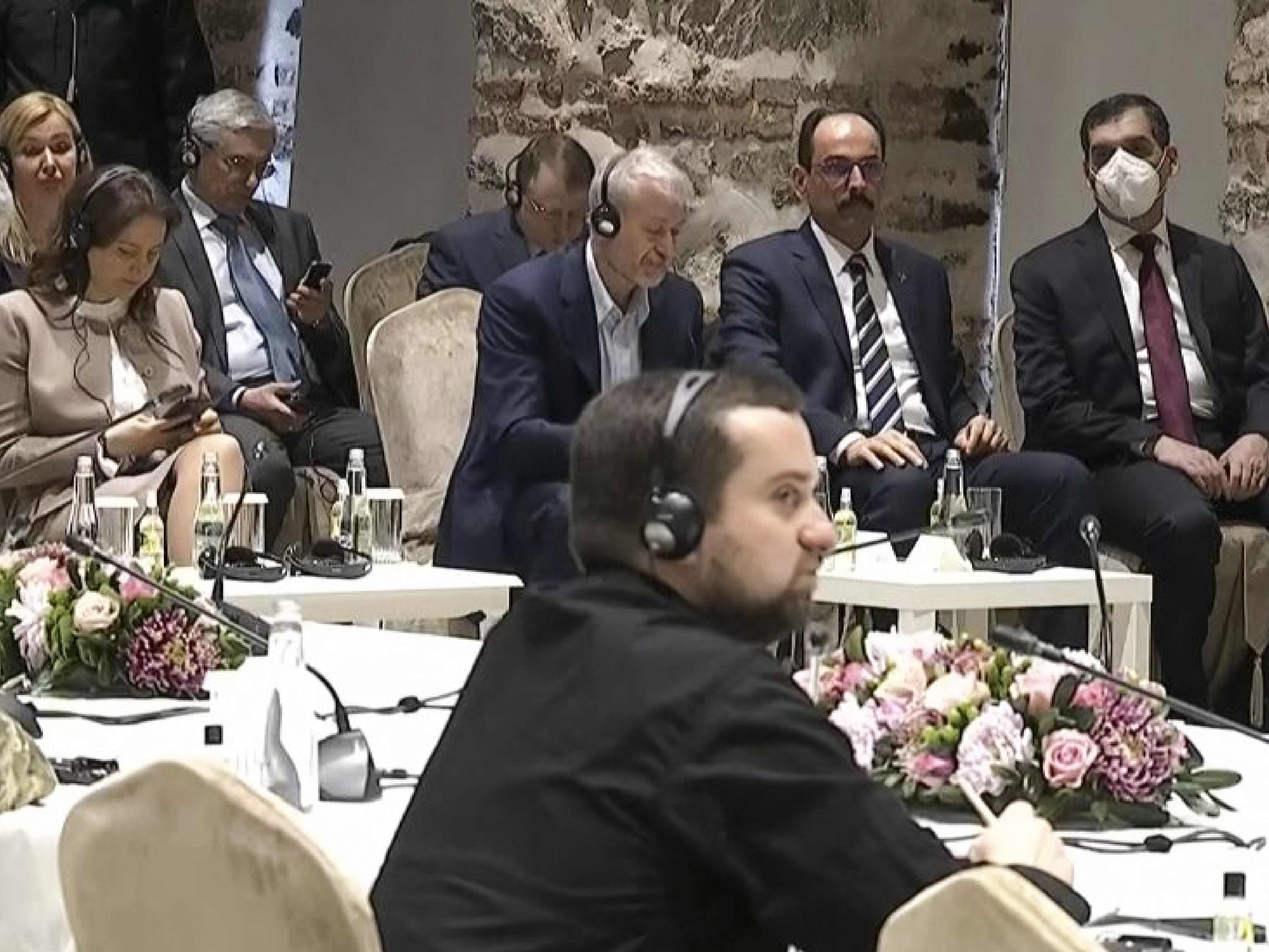 Roman Abramovich tampak selama pembicaraan tatap muka pertama Rusia dan Ukraina di Istanbul, Selasa (29/3).