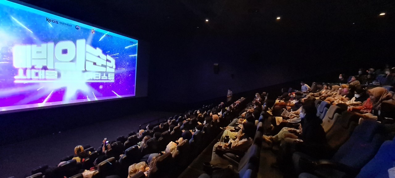 Suasana kegiatan pemutaran film dokumenter tentang sejarah K-Pop yang digelar KCCI.