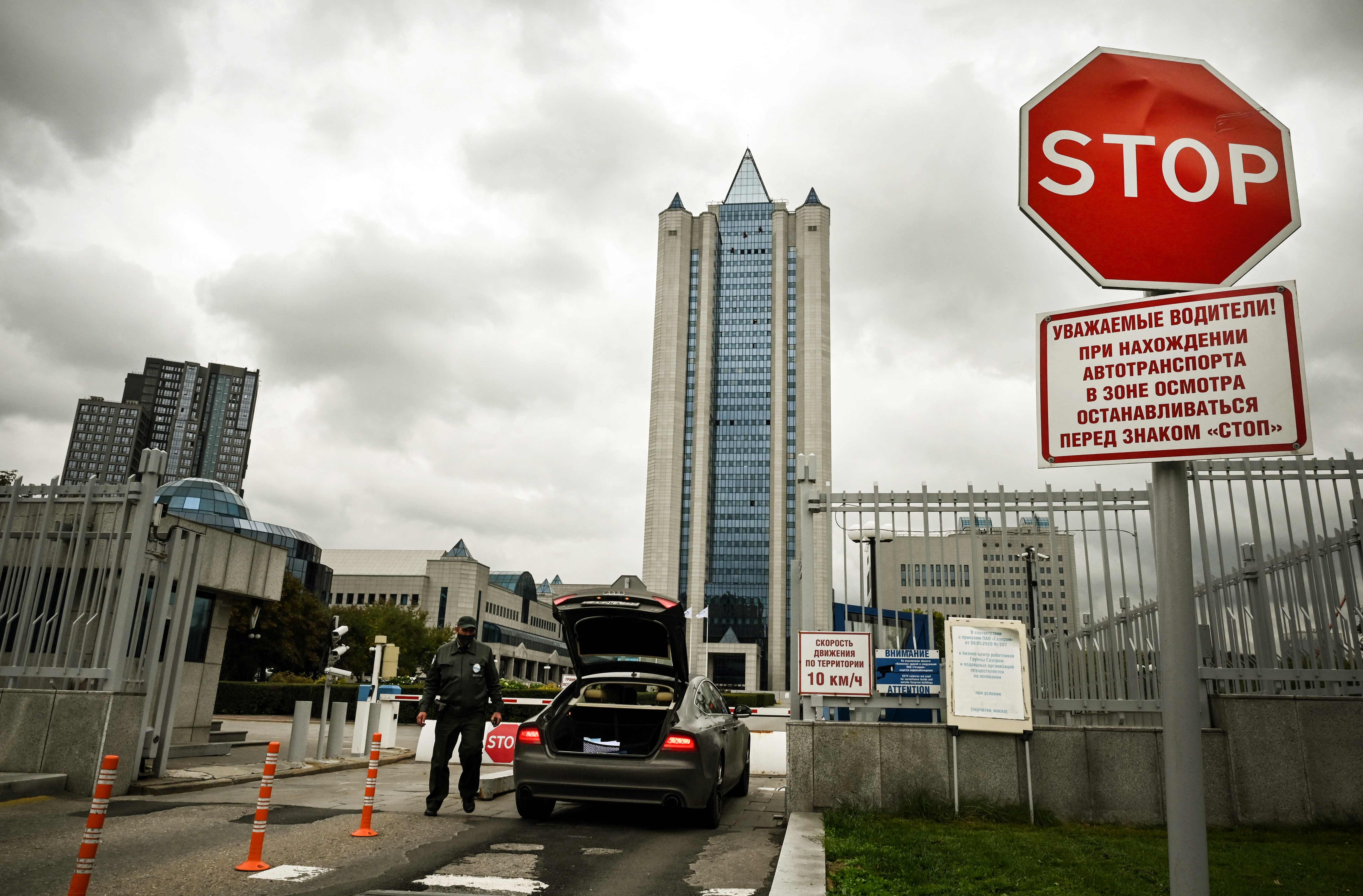 Petugas memeriksa kendaraan yang akan masuk ke area gedung perusahaan gas Gazprom di Moskow, Rusia. 