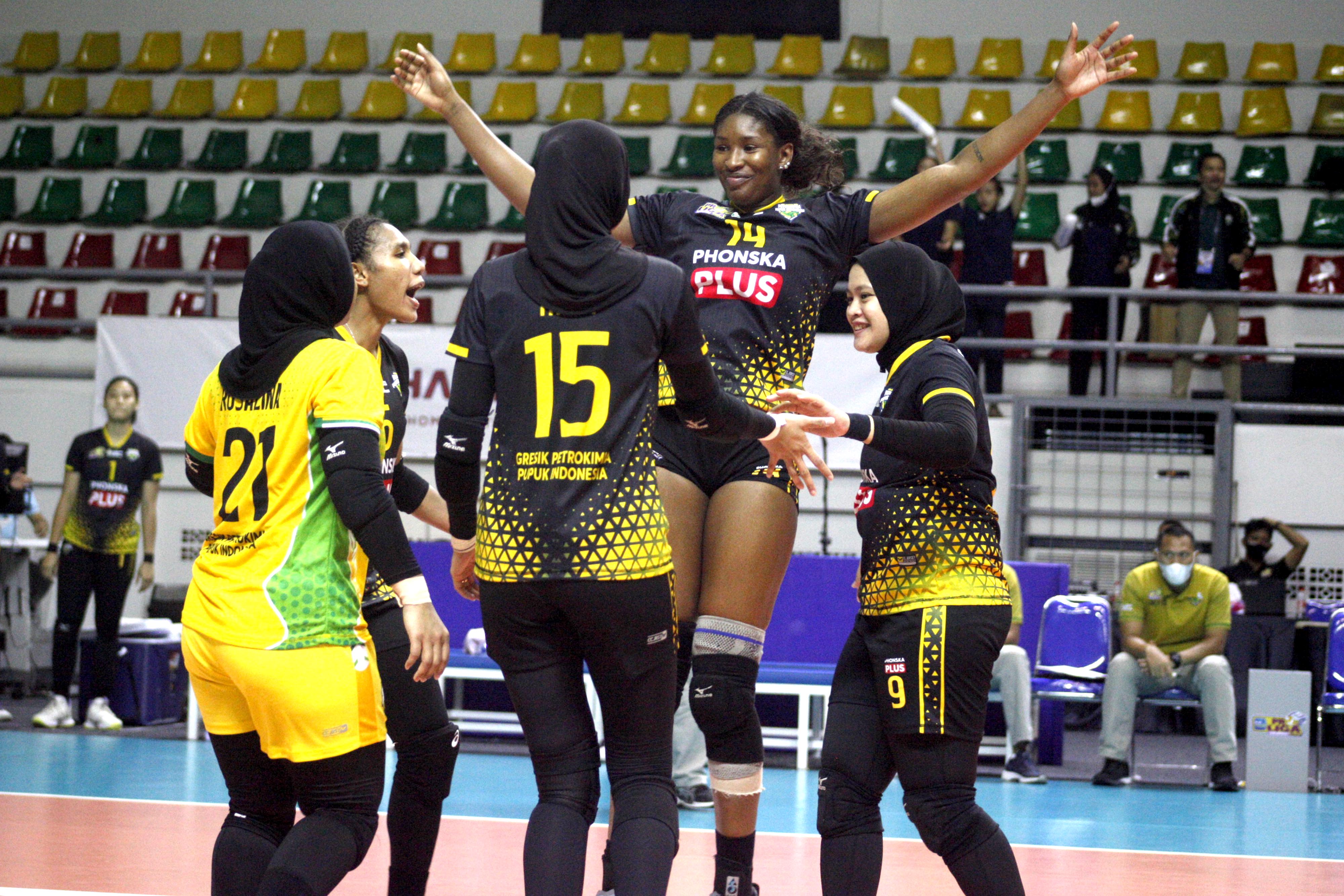 Pemain Gresik Petrokimia saat melakukan selebrasi usai mencetak poin.